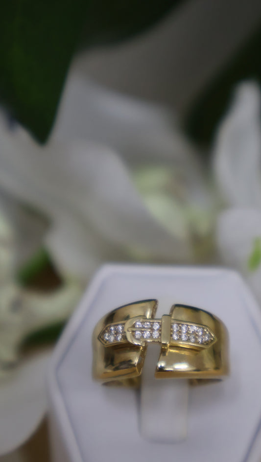 anillo de mujer en forma de cinto con  sirconia de oro 10k