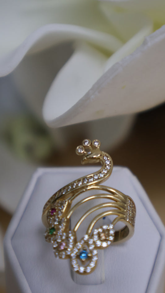 anillo con diseno de pavo real de color blanca roja verde  azul y amarilla de oro 14k