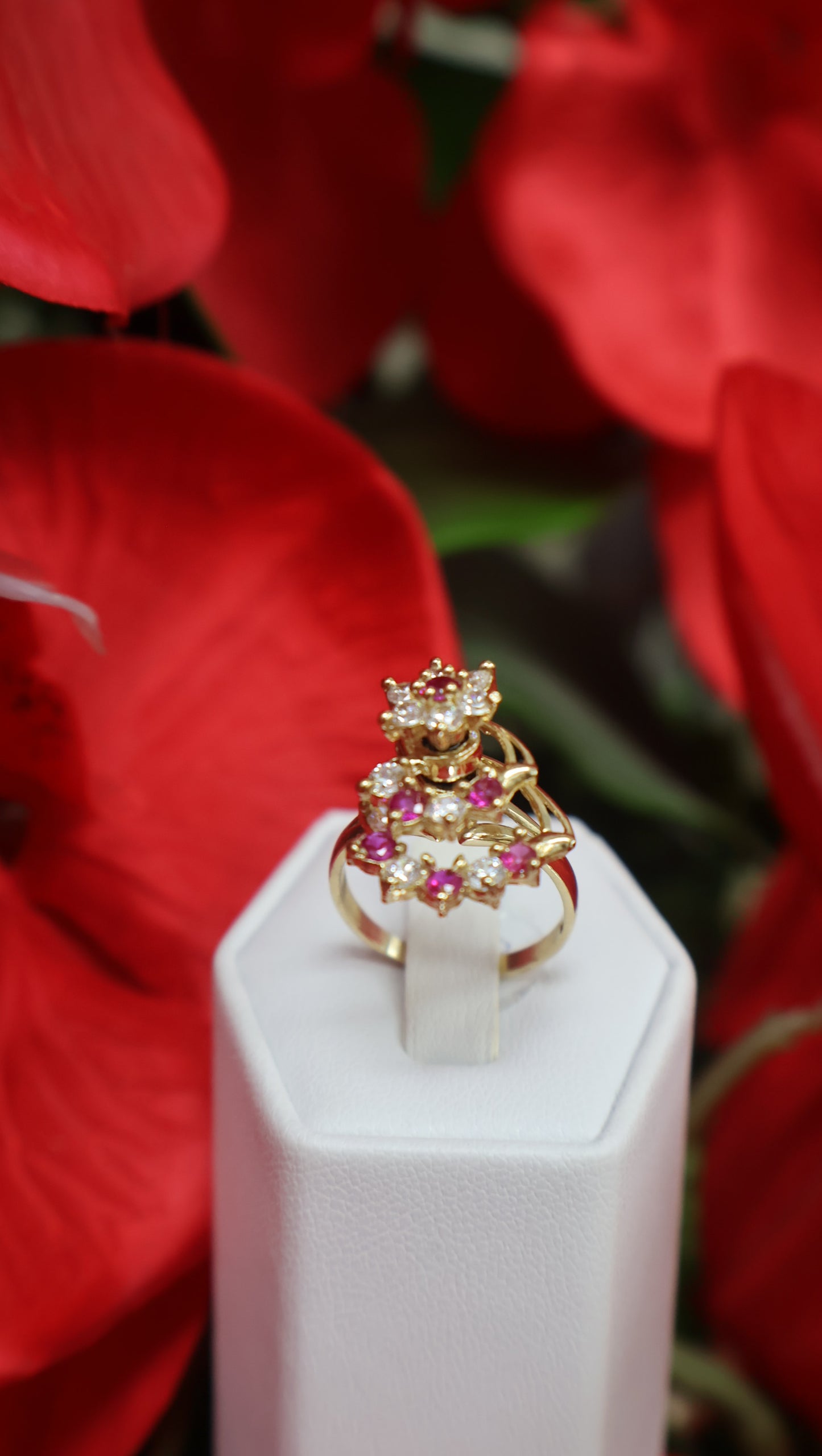 anillo de mujer giratorio con sirconia de color blanca y rosada en oro 10k