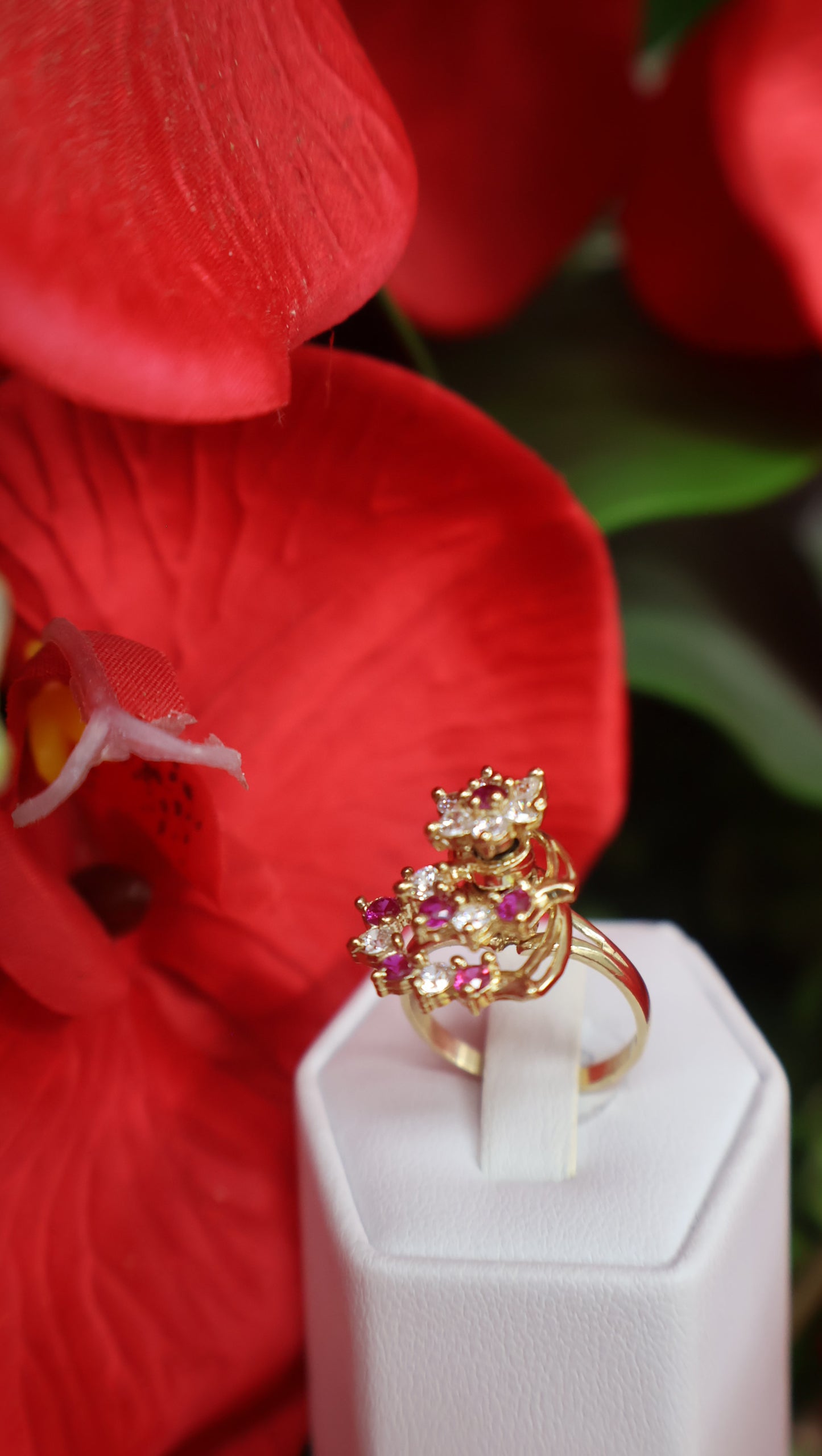 anillo de mujer giratorio con sirconia de color blanca y rosada en oro 10k