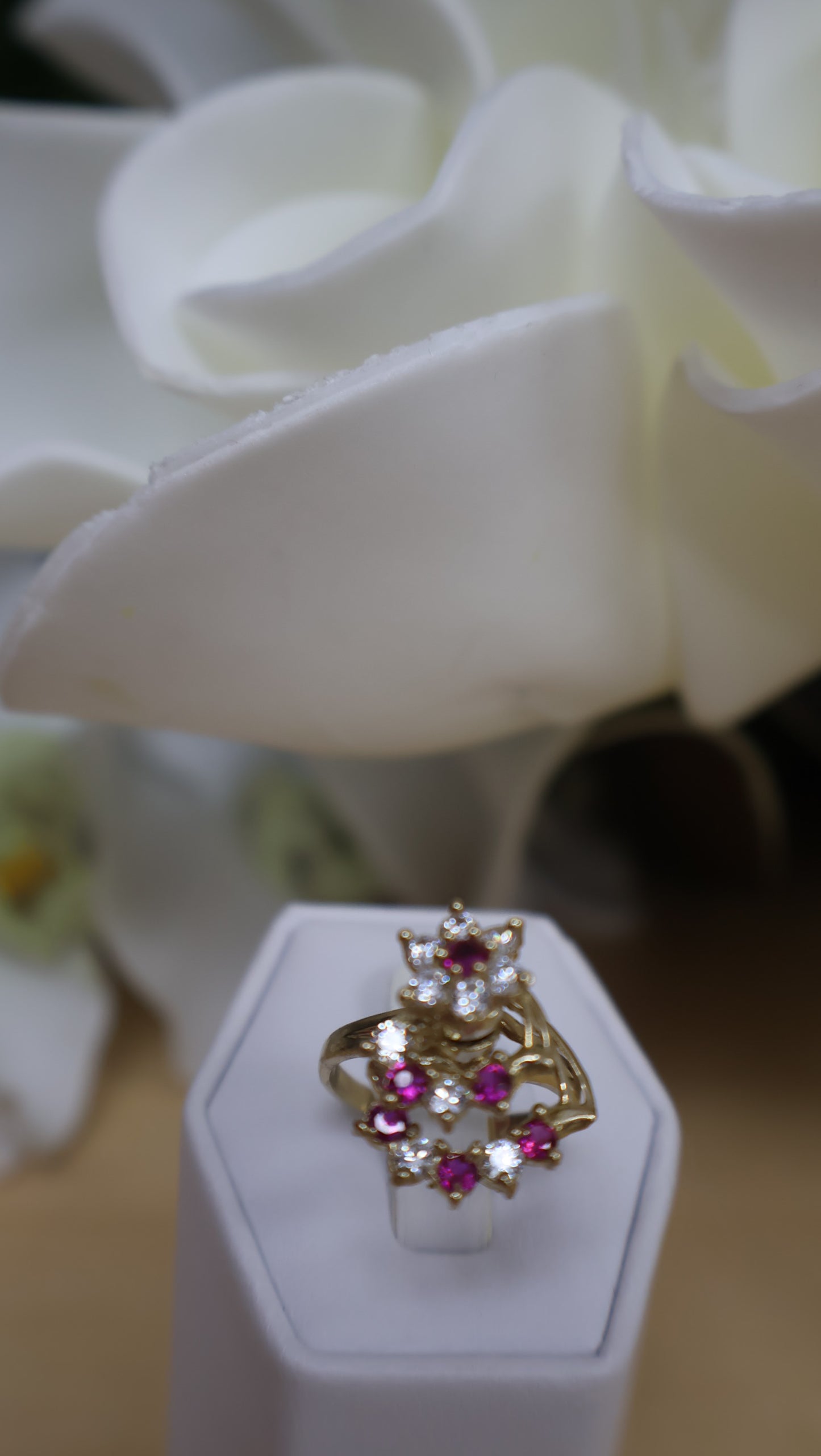 anillo de mujer giratorio con sirconia de color blanca y rosada en oro 10k