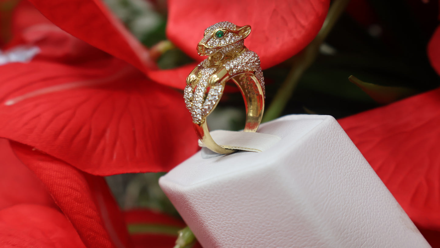 Anillo de mujer con una pantera en oro 10k con circonia blanca y ojos en verde