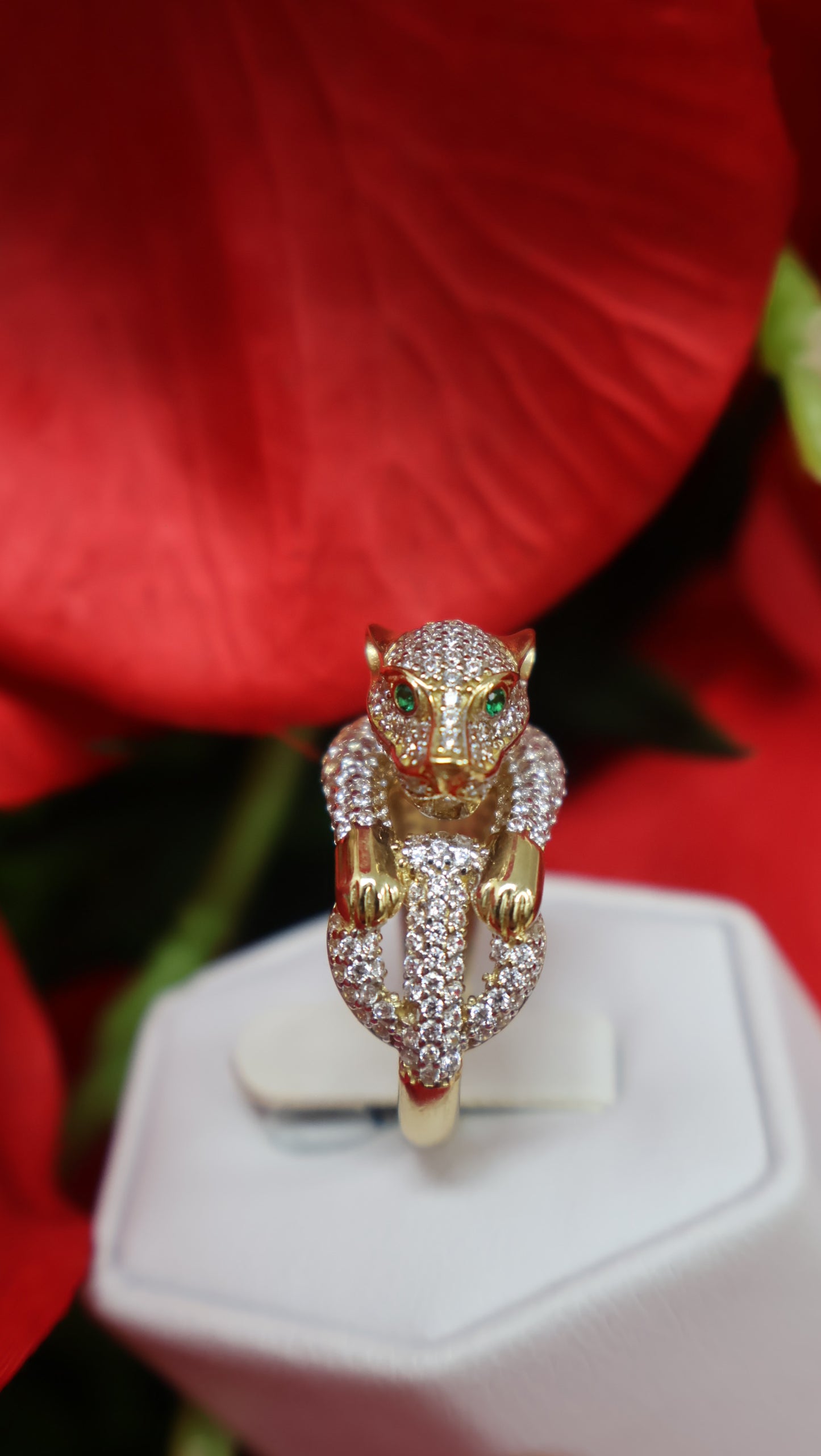 Anillo de mujer con una pantera en oro 10k con circonia blanca y ojos en verde