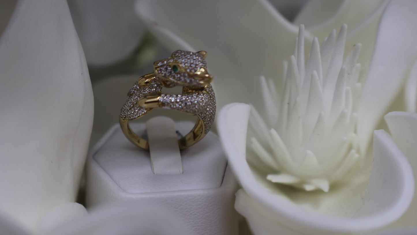 Anillo de mujer con una pantera en oro 10k con circonia blanca y ojos en verde