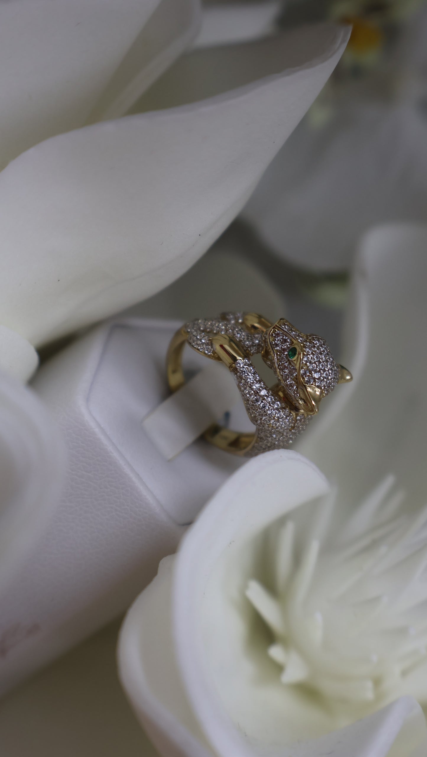 Anillo de mujer con una pantera en oro 10k con circonia blanca y ojos en verde