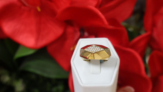 anillo 3 dimencion con circonia  de oro 10k