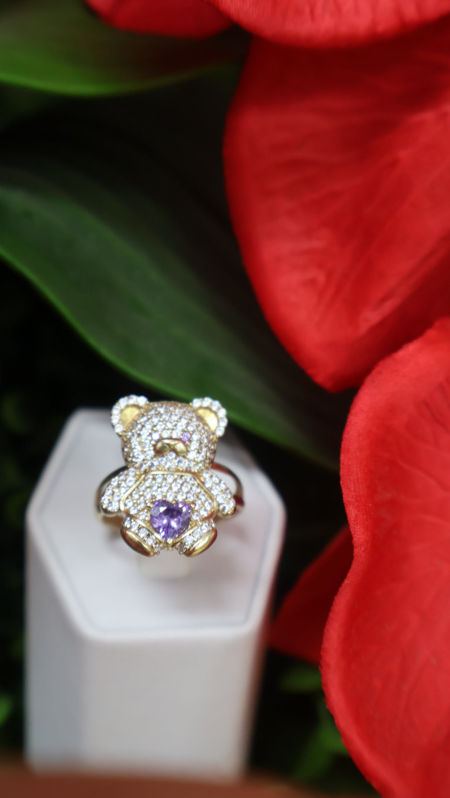 anillo de osito con circonia blanca y violeta en oro 10k