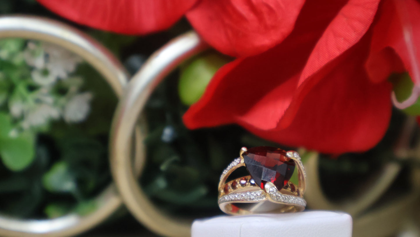 anillo de mujer pidra roja y blanca de oro 14k