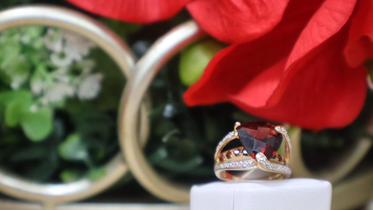 anillo de mujer pidra roja y blanca de oro 14k