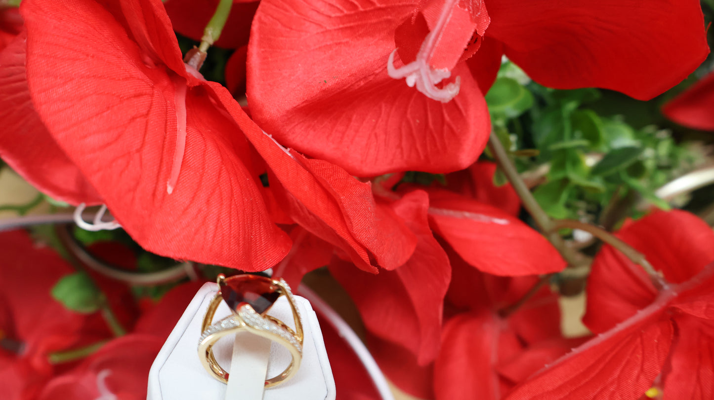 anillo de mujer pidra roja y blanca de oro 14k