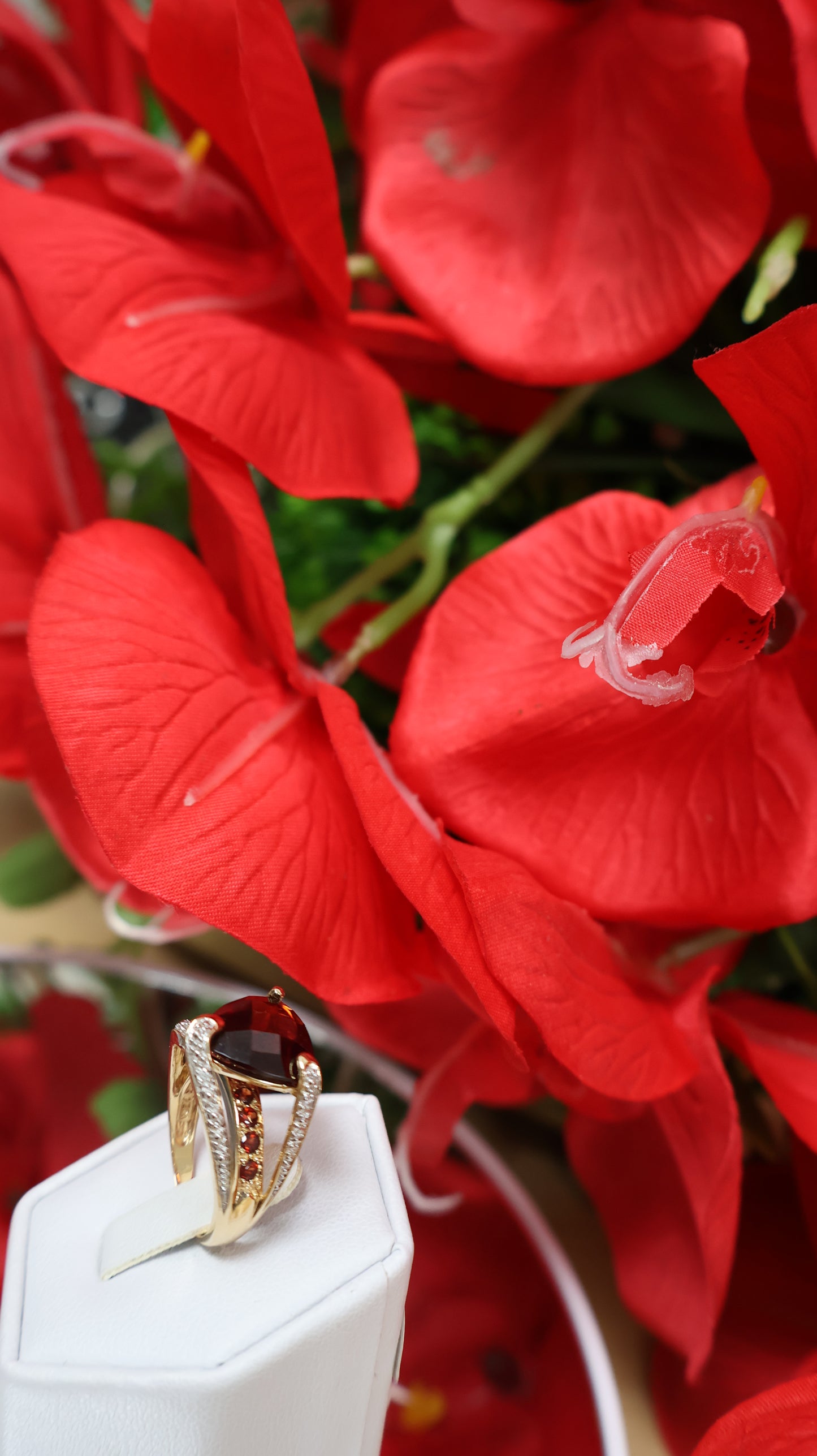 anillo de mujer pidra roja y blanca de oro 14k