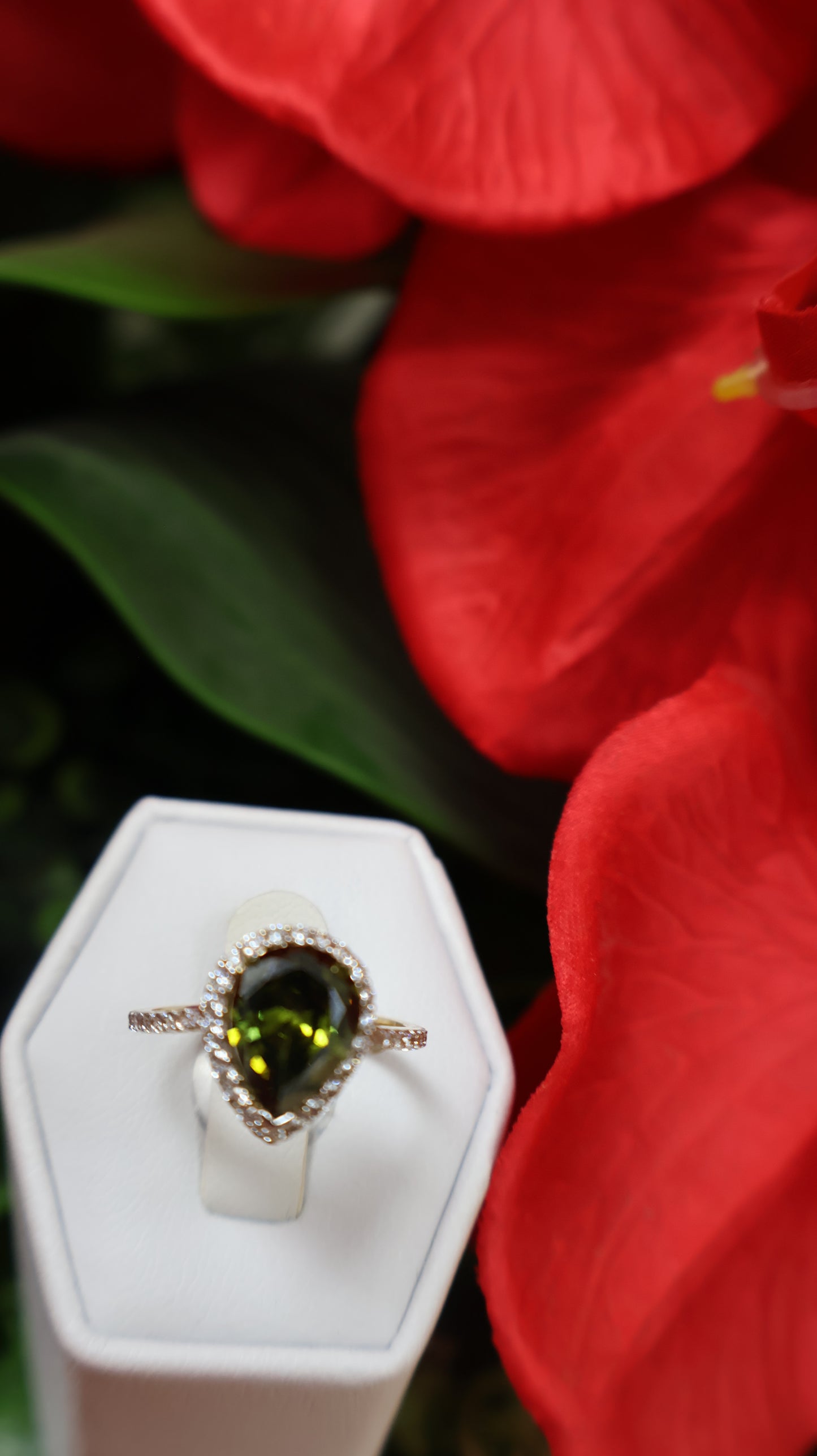 anillo piedra verde y circonia blanca de 10k de mujer