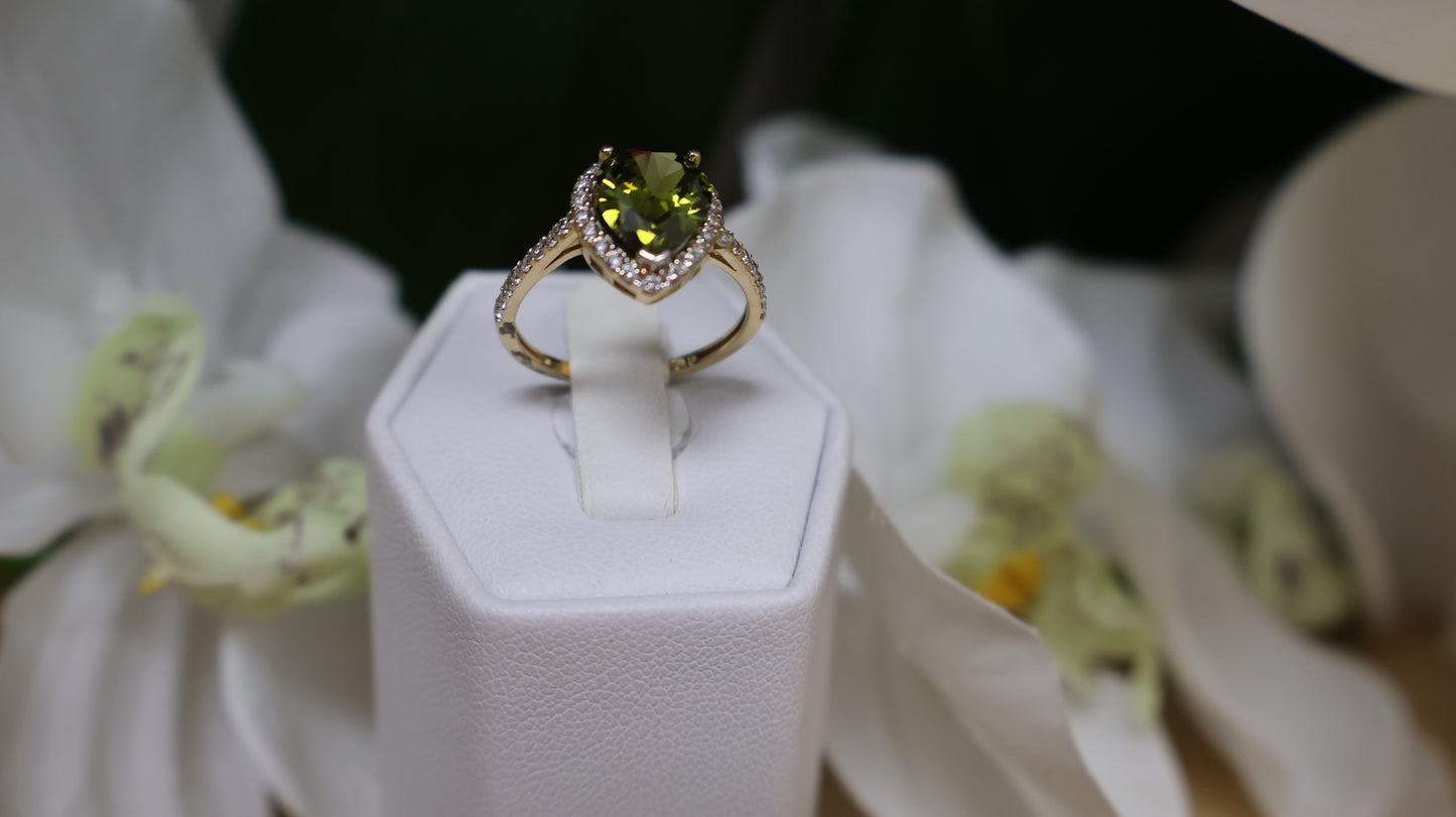 anillo piedra verde y circonia blanca de 10k de mujer