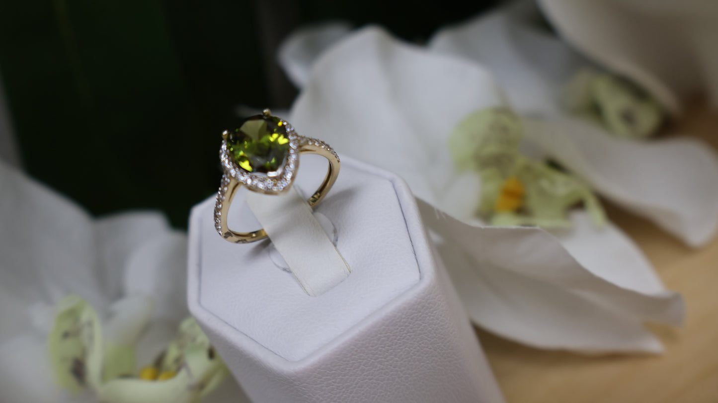 anillo piedra verde y circonia blanca de 10k de mujer