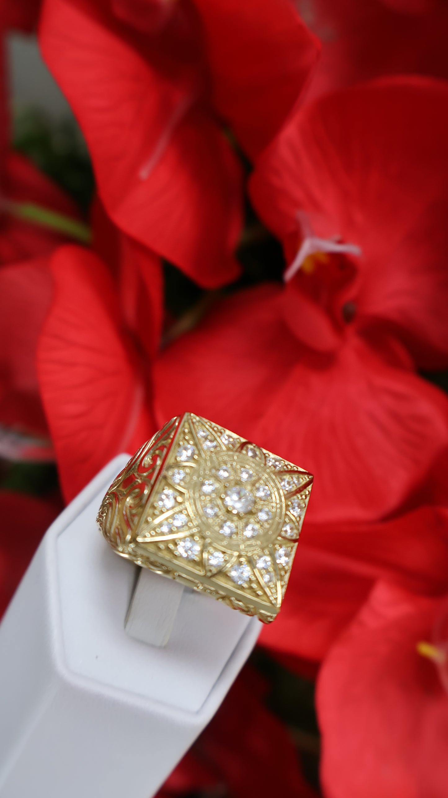 Anillo de hombre de roseta de 14k con sirconia .