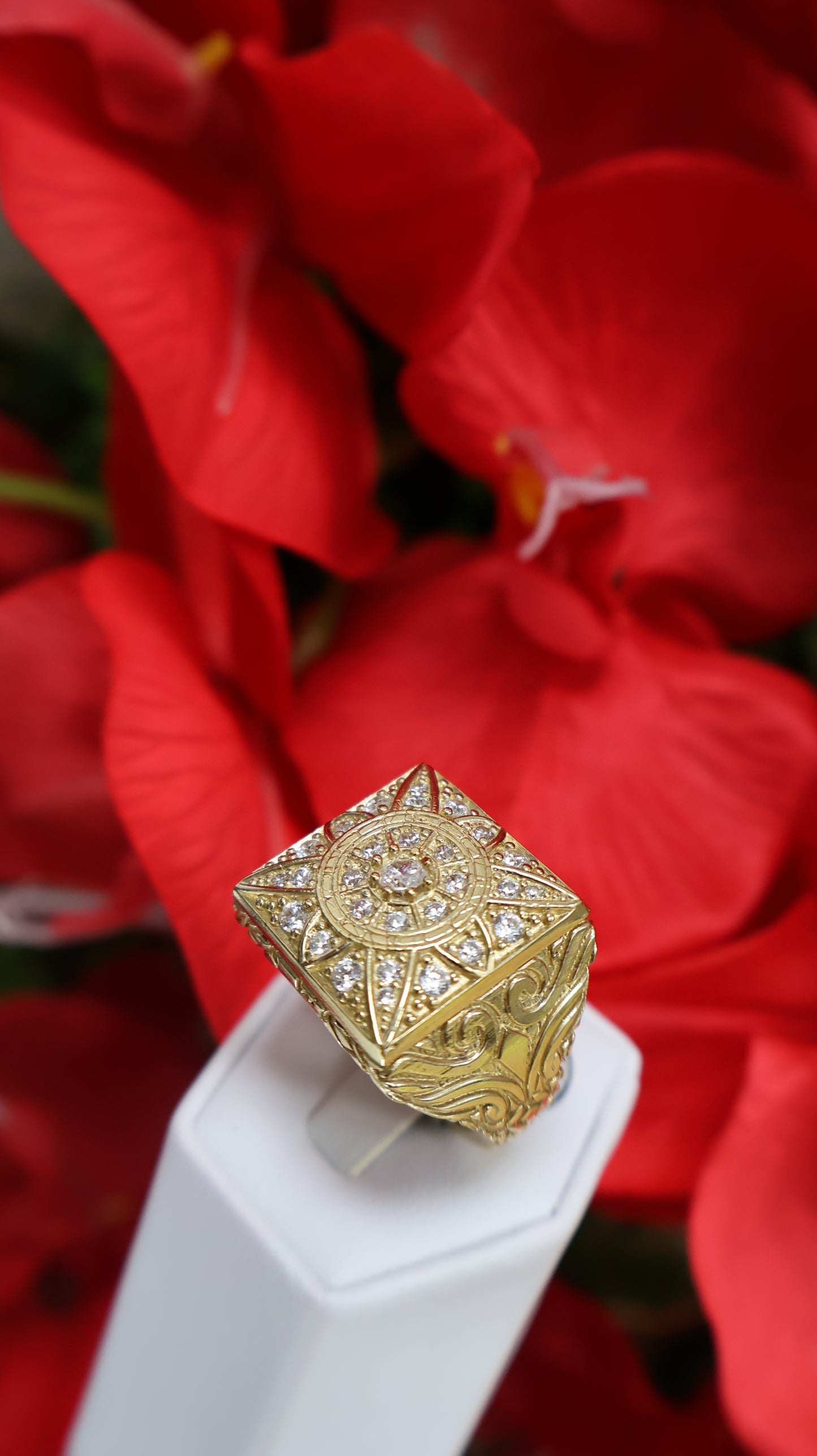 Anillo de hombre de roseta de 14k con sirconia .