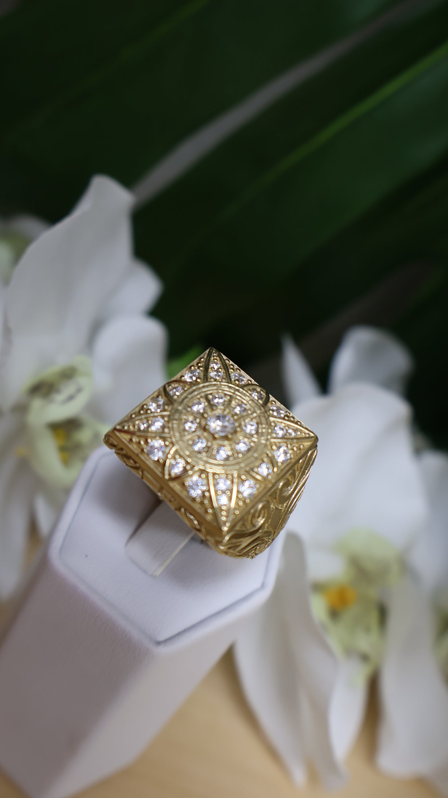 Anillo de hombre de roseta de 14k con sirconia .