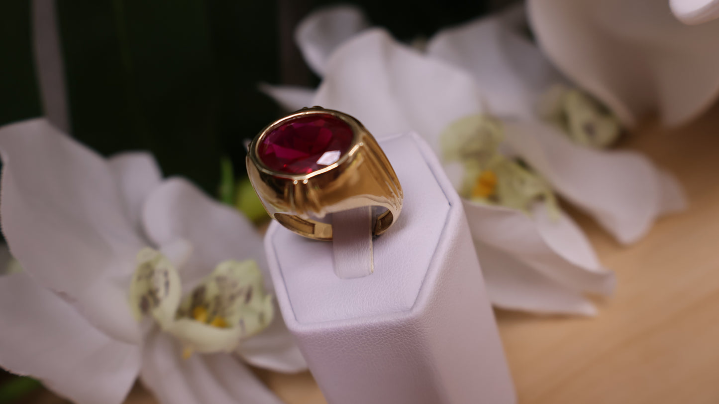 anillo de hombre de 10k con piedra roja .