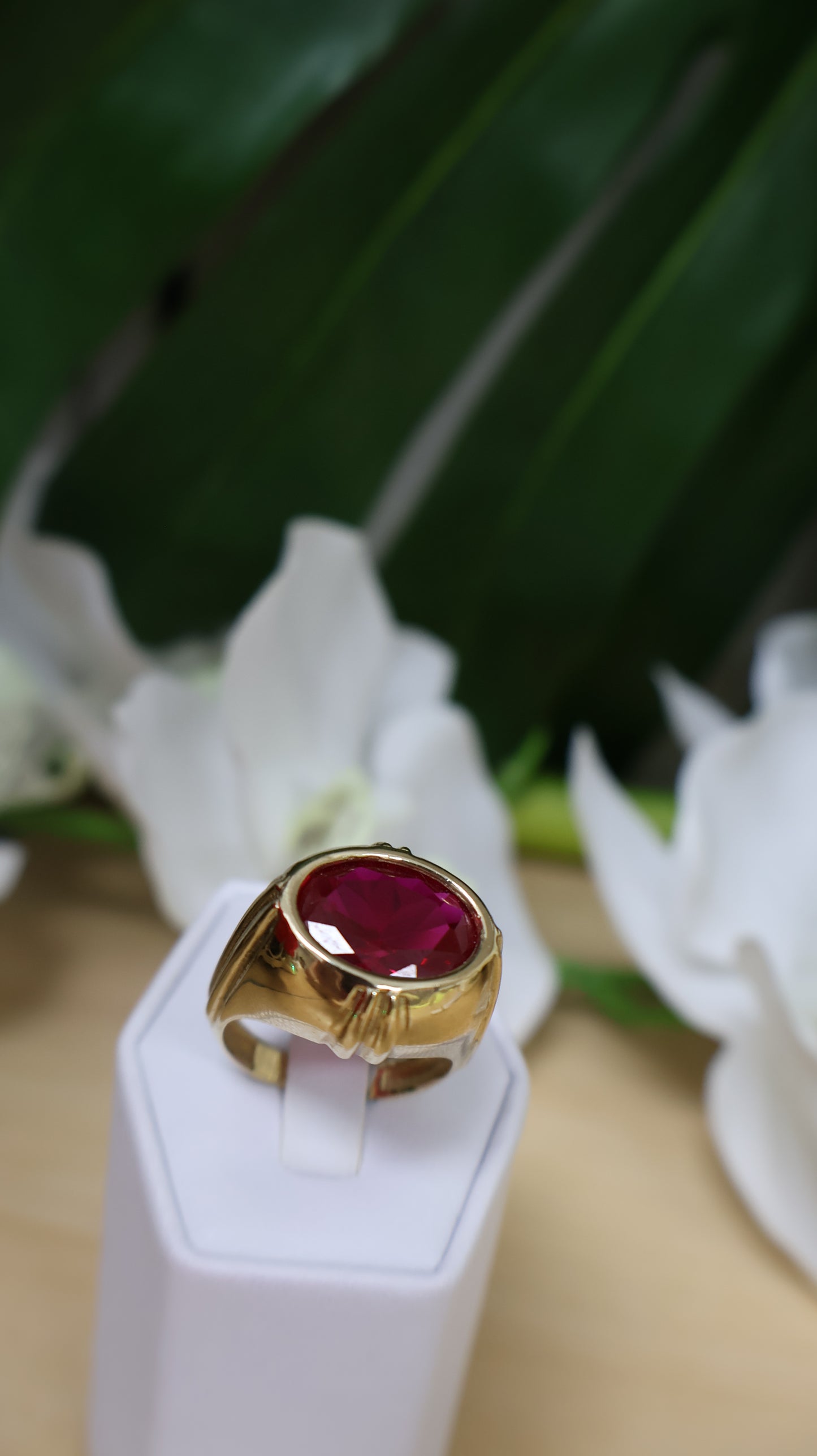 anillo de hombre de 10k con piedra roja .