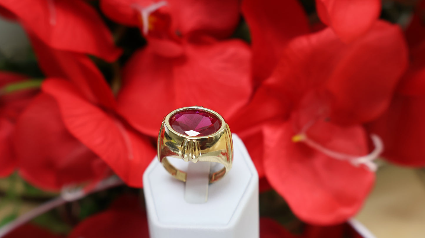 anillo de hombre de 10k con piedra roja .