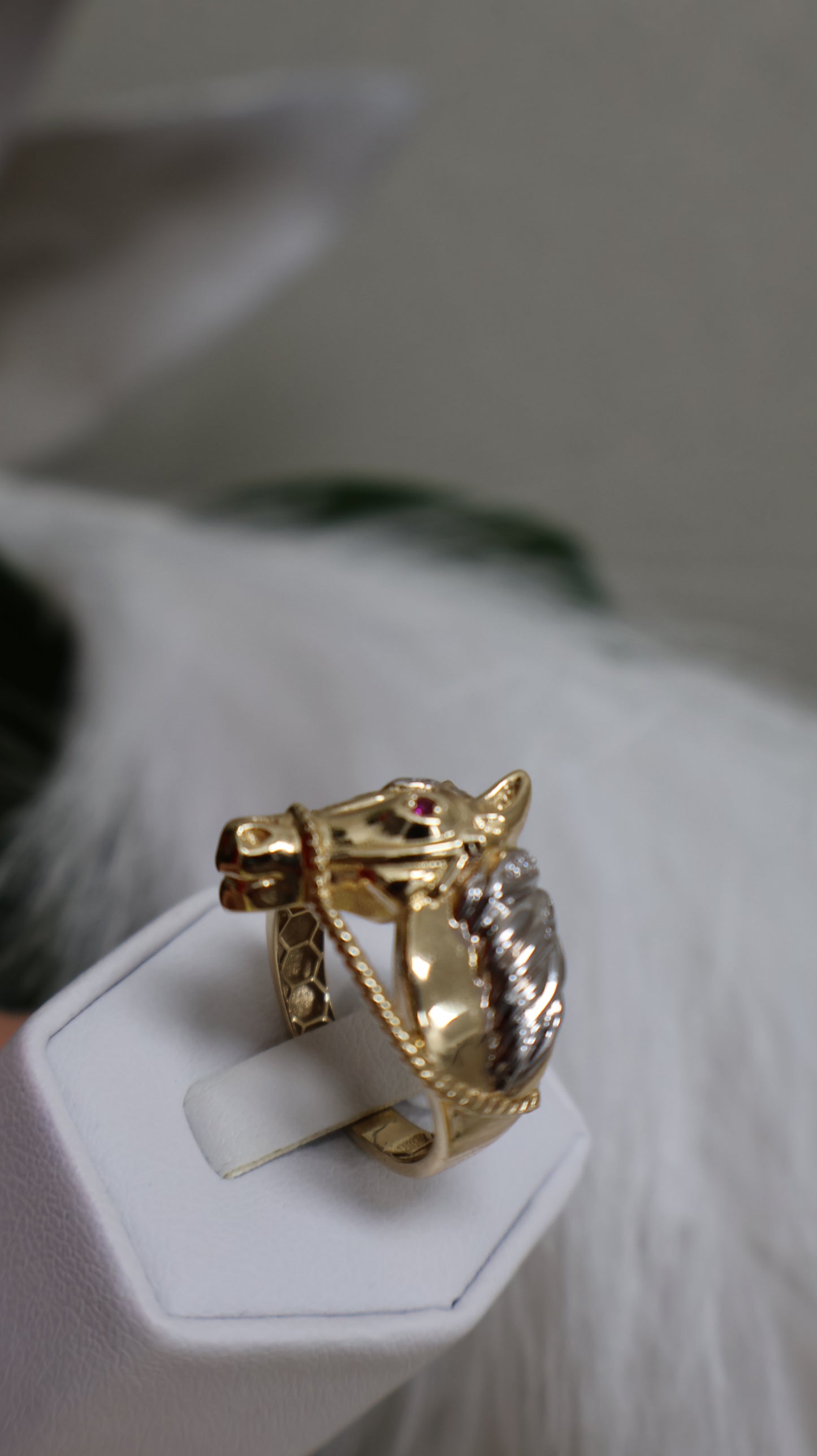 anillo 14k de hombre con diseno de caballo