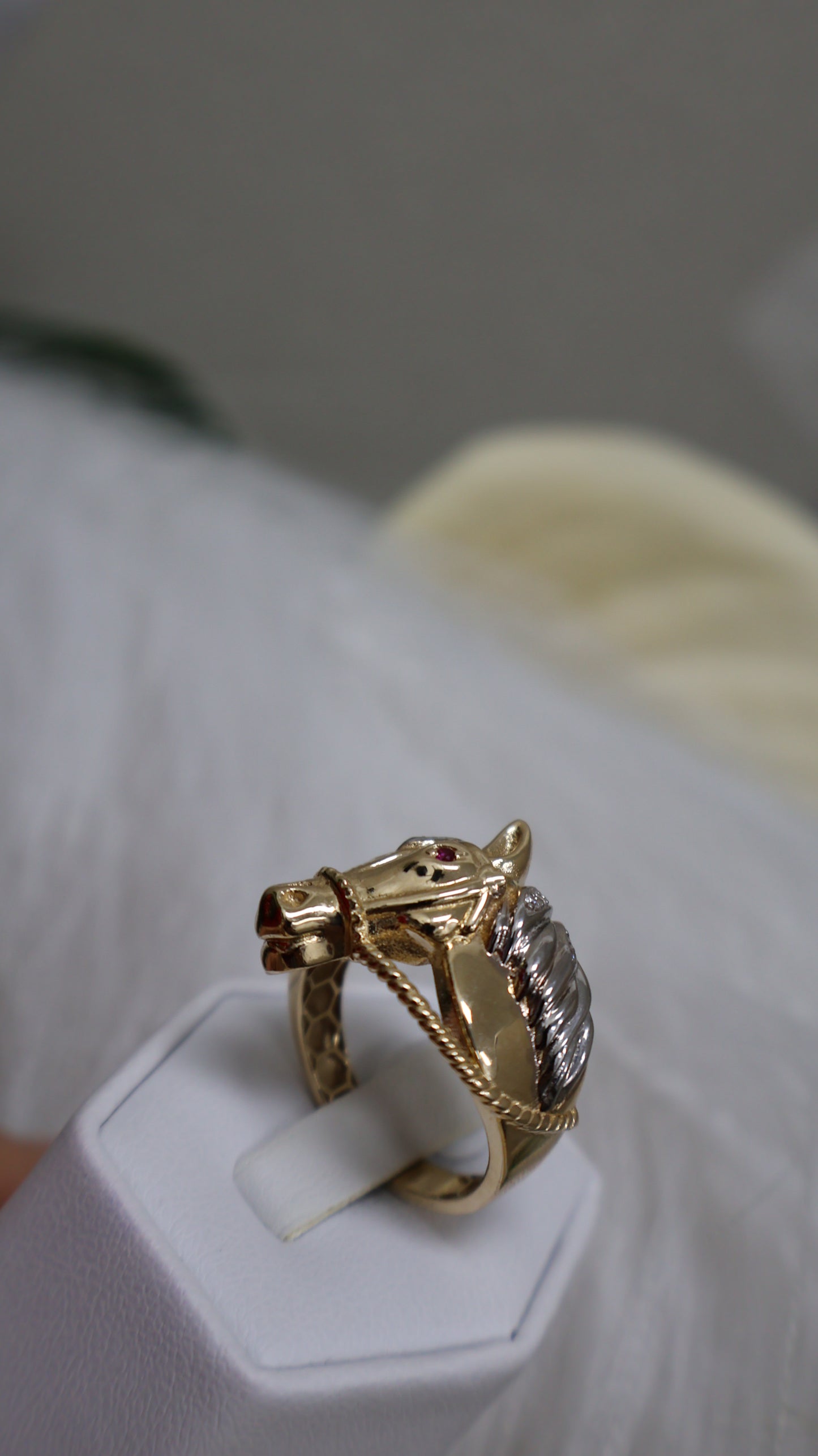 anillo 14k de hombre con diseno de caballo
