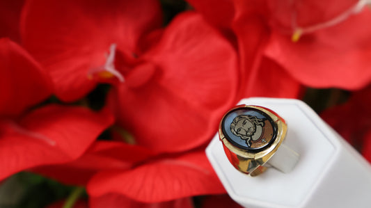anillo 10k de hombre  con una piedra con la cara de cristo en tornazor .