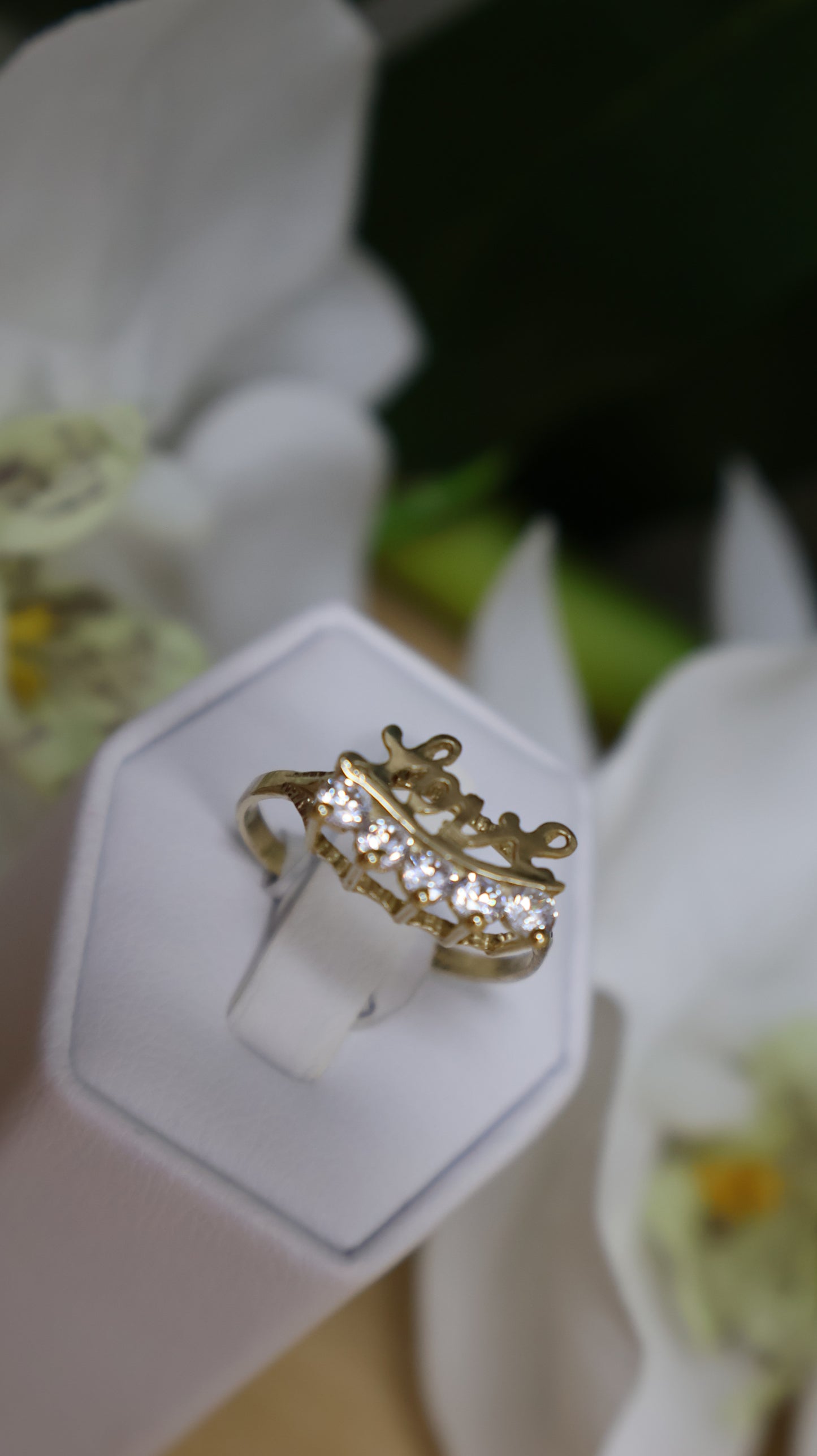 Anillo de mujer en oro 10k con sirconia y dice LOVE