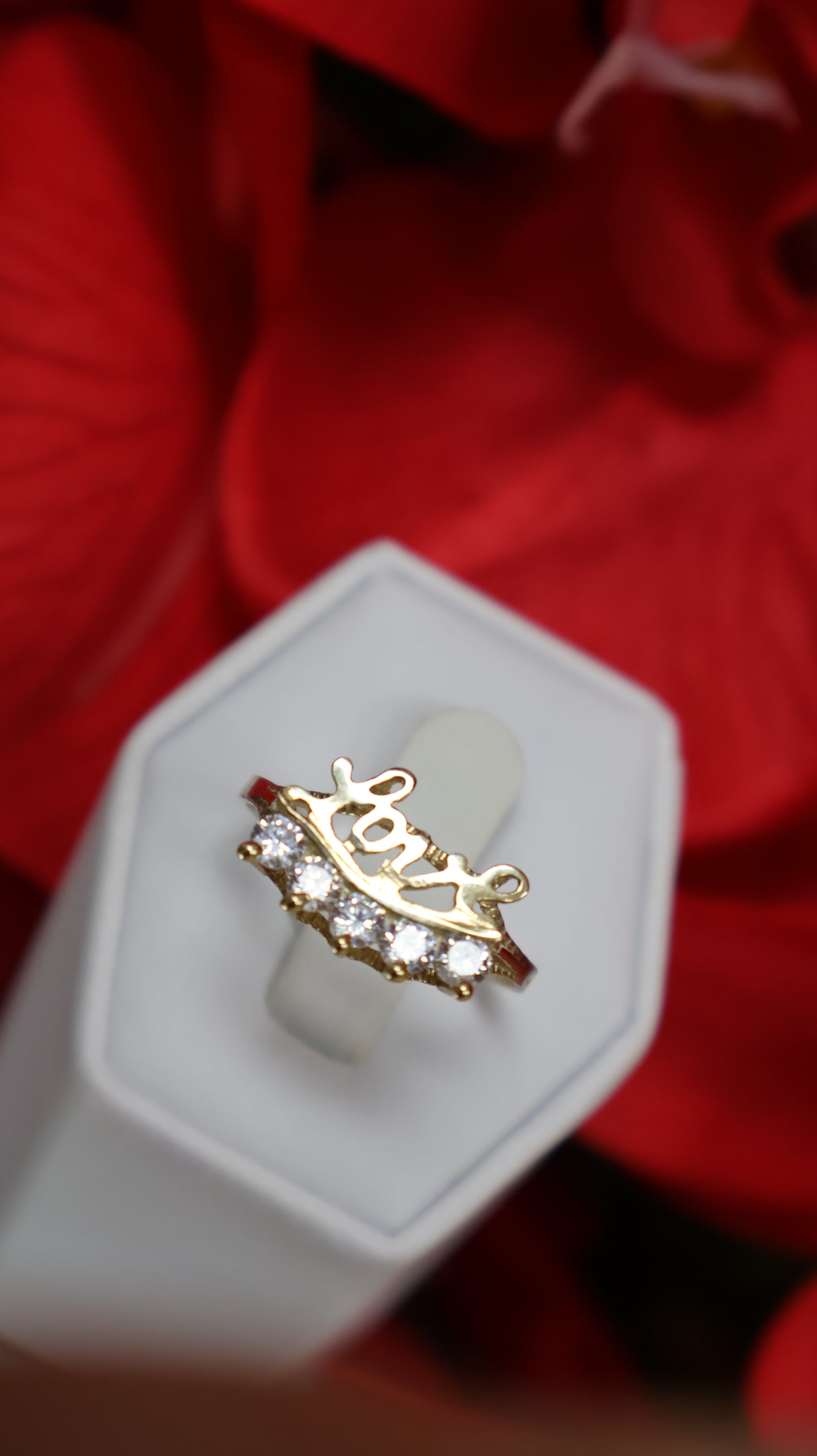 Anillo de mujer en oro 10k con sirconia y dice LOVE