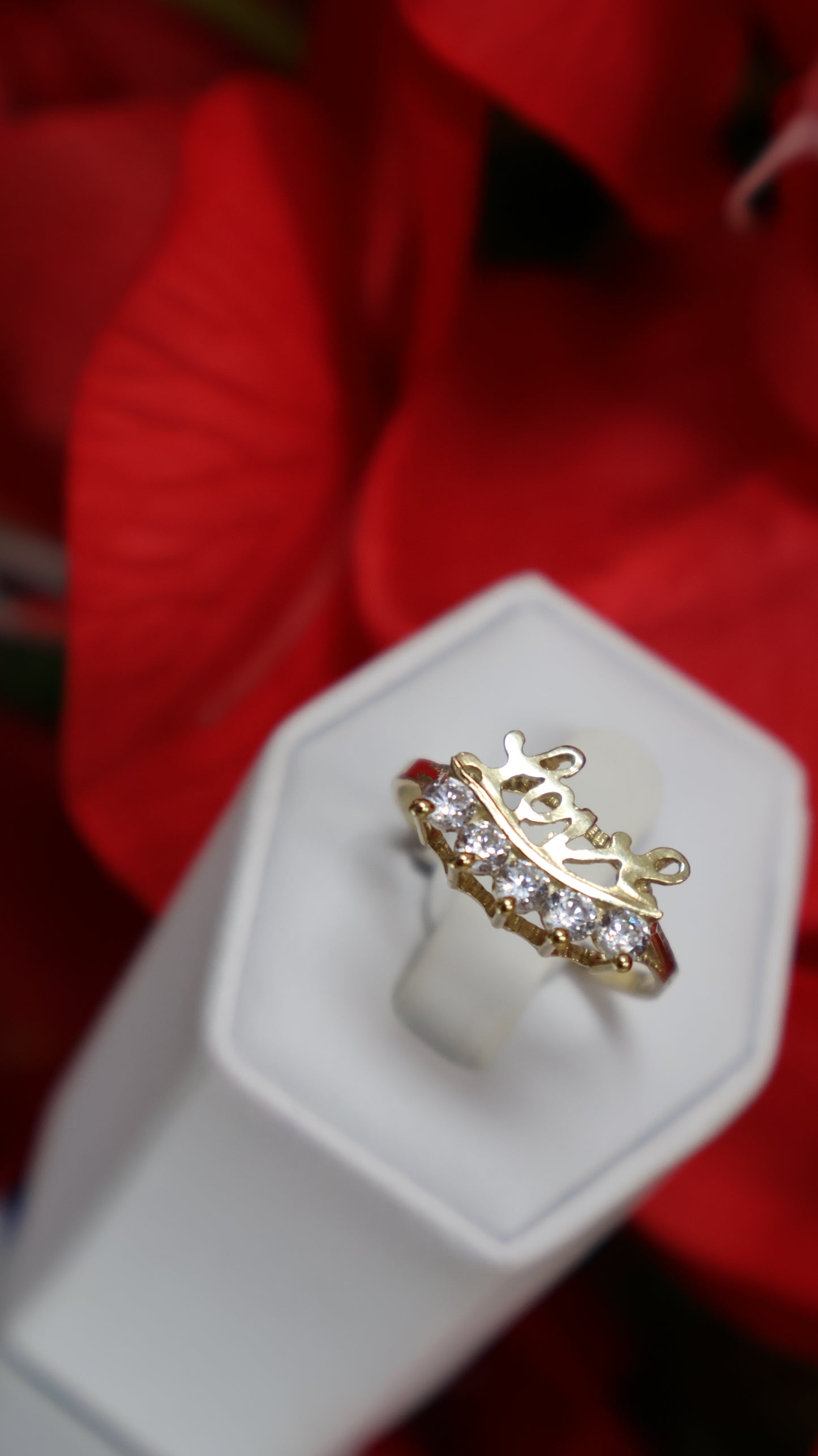 Anillo de mujer en oro 10k con sirconia y dice LOVE