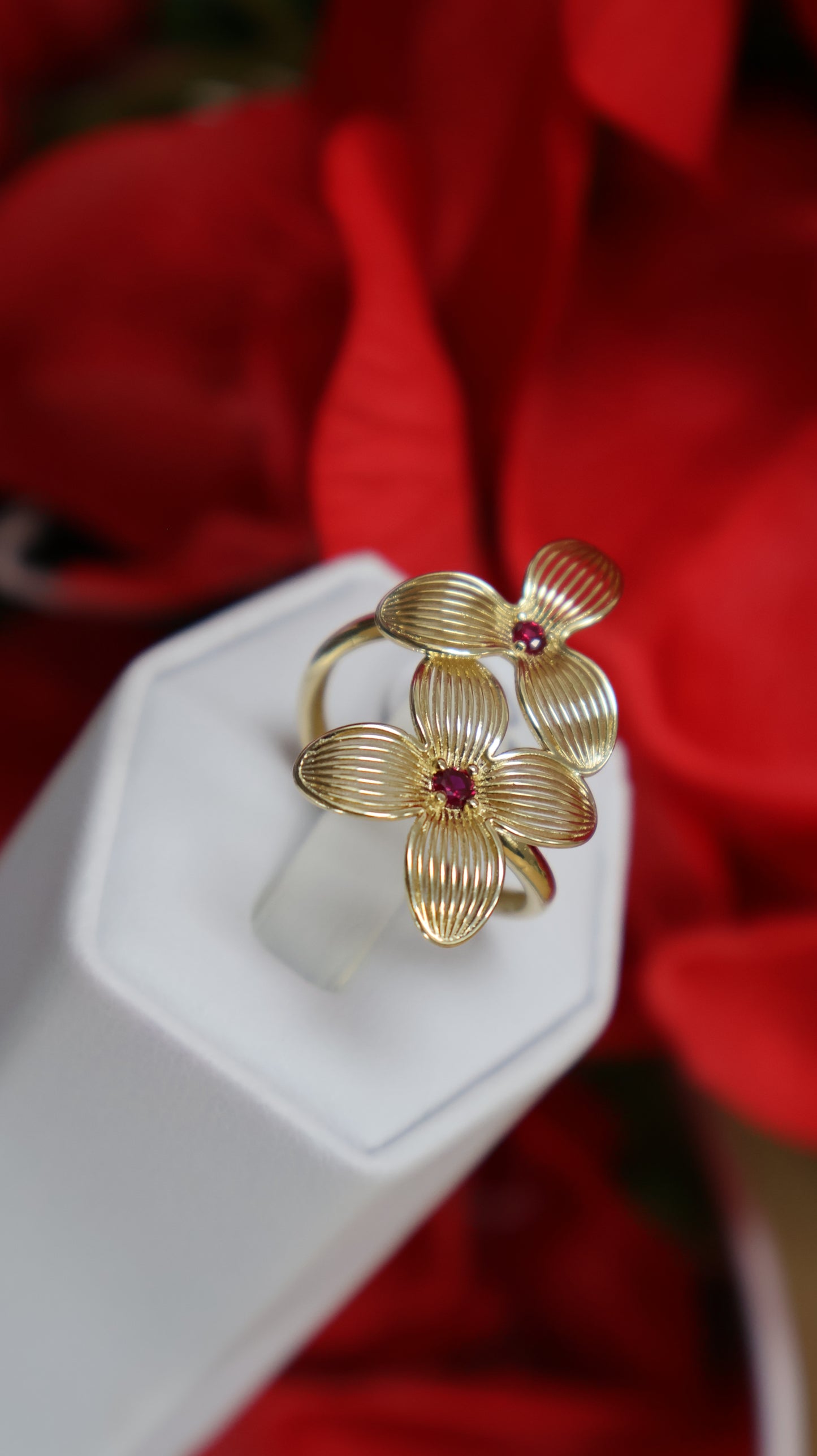 anillo de mujer 14k con dos flores y dos piedra roja