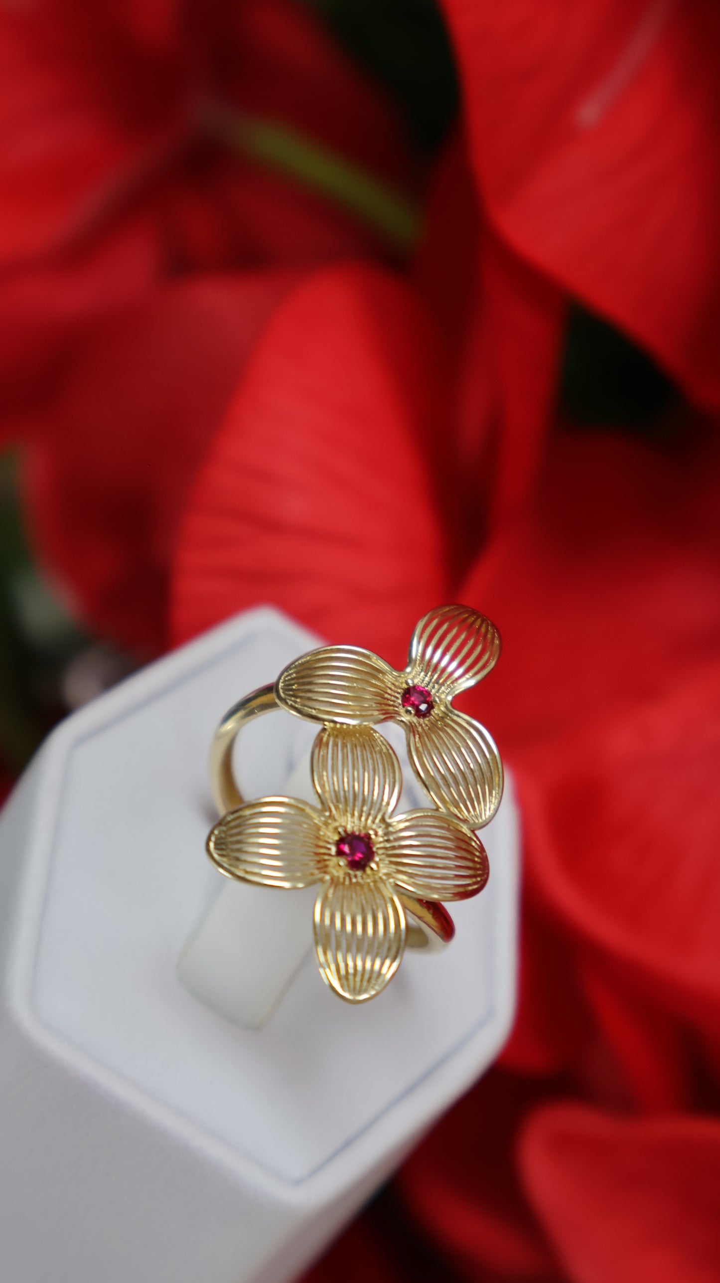 anillo de mujer 14k con dos flores y dos piedra roja