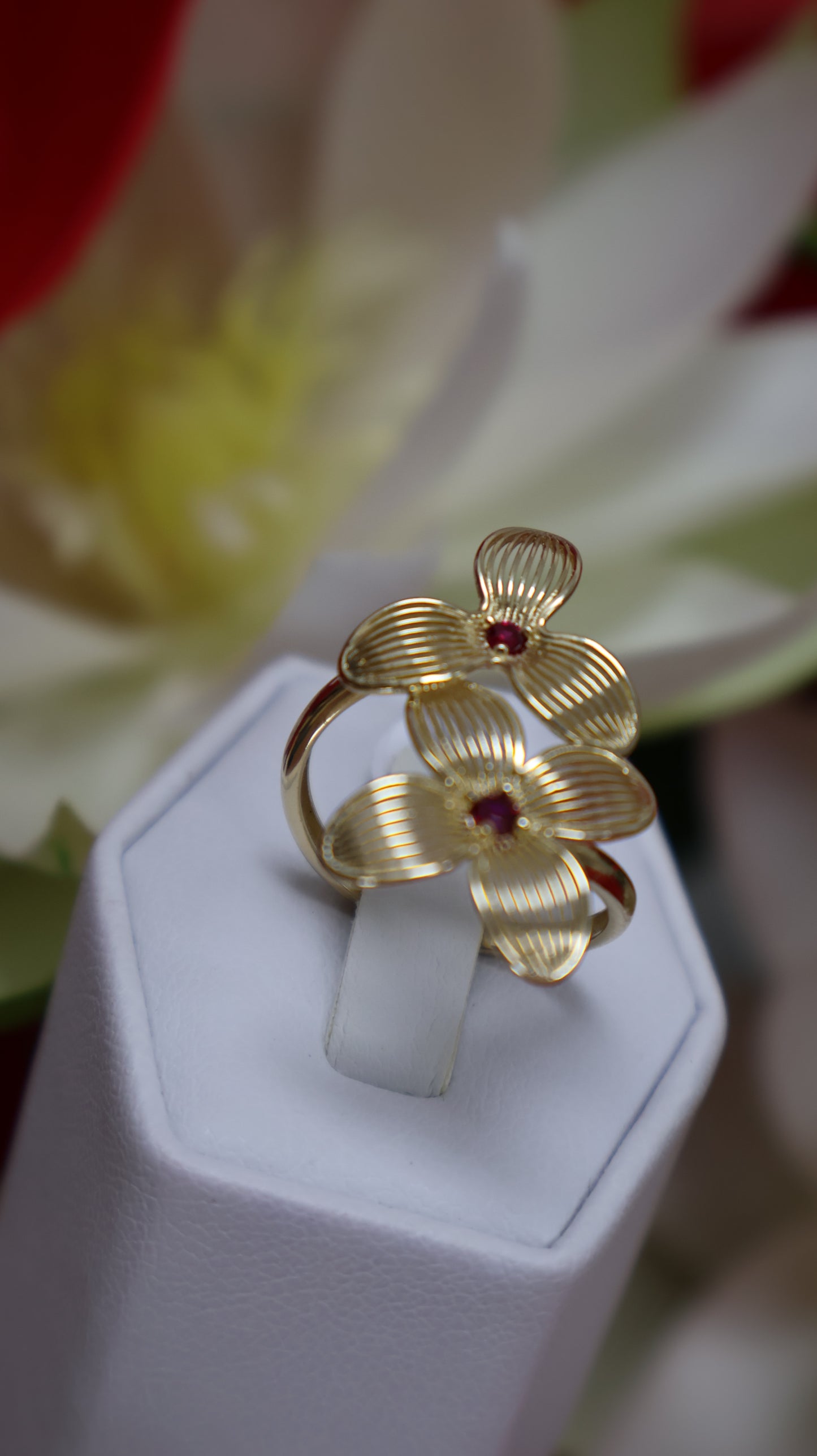 anillo de mujer 14k con dos flores y dos piedra roja