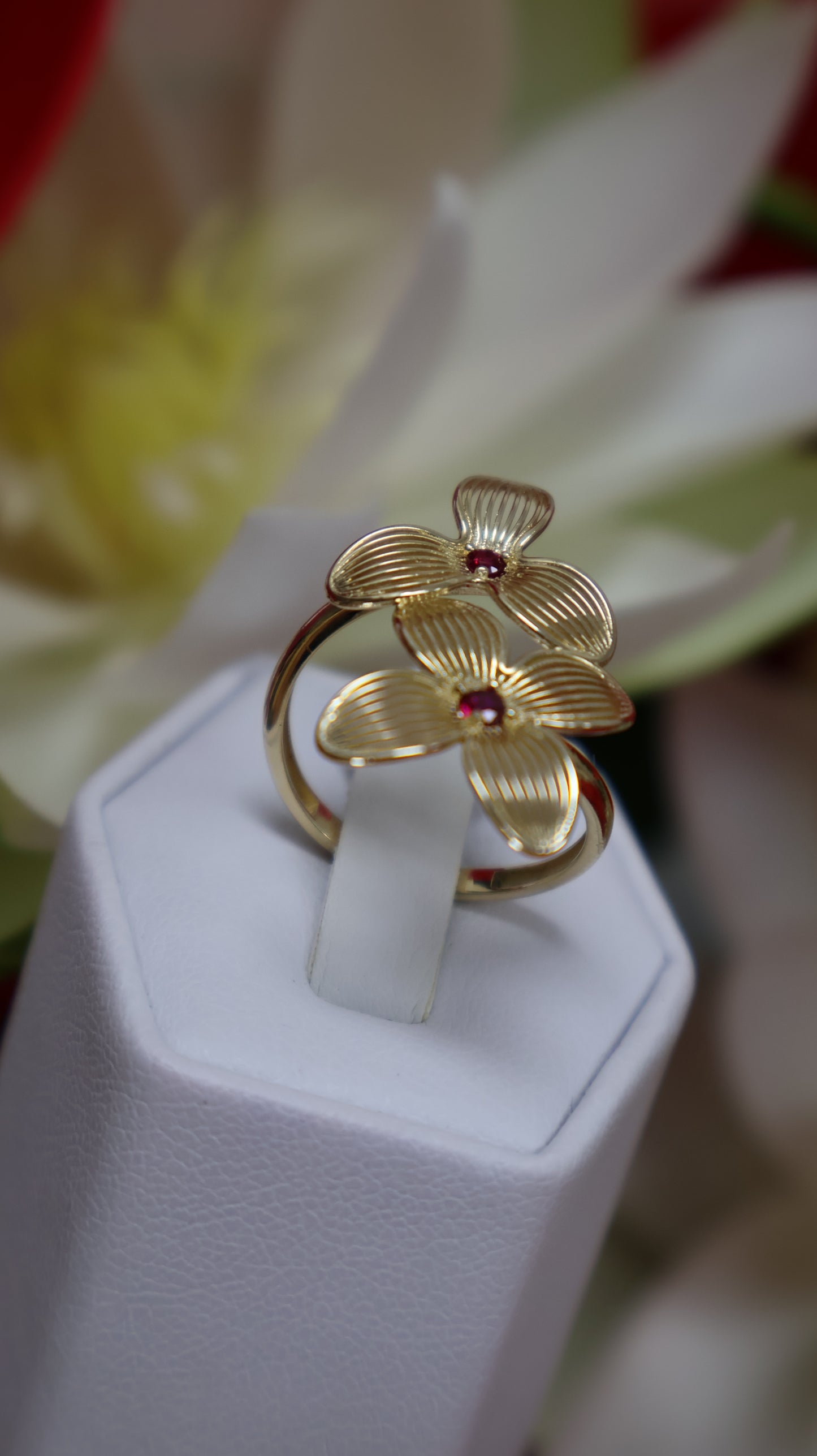 anillo de mujer 14k con dos flores y dos piedra roja