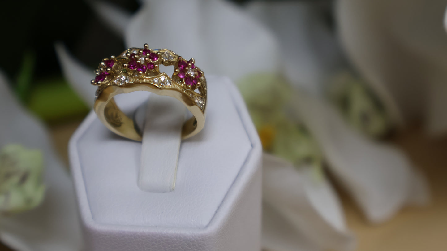 anillo de mujer 14k de tres floresitas con piedra rosada fuerte
