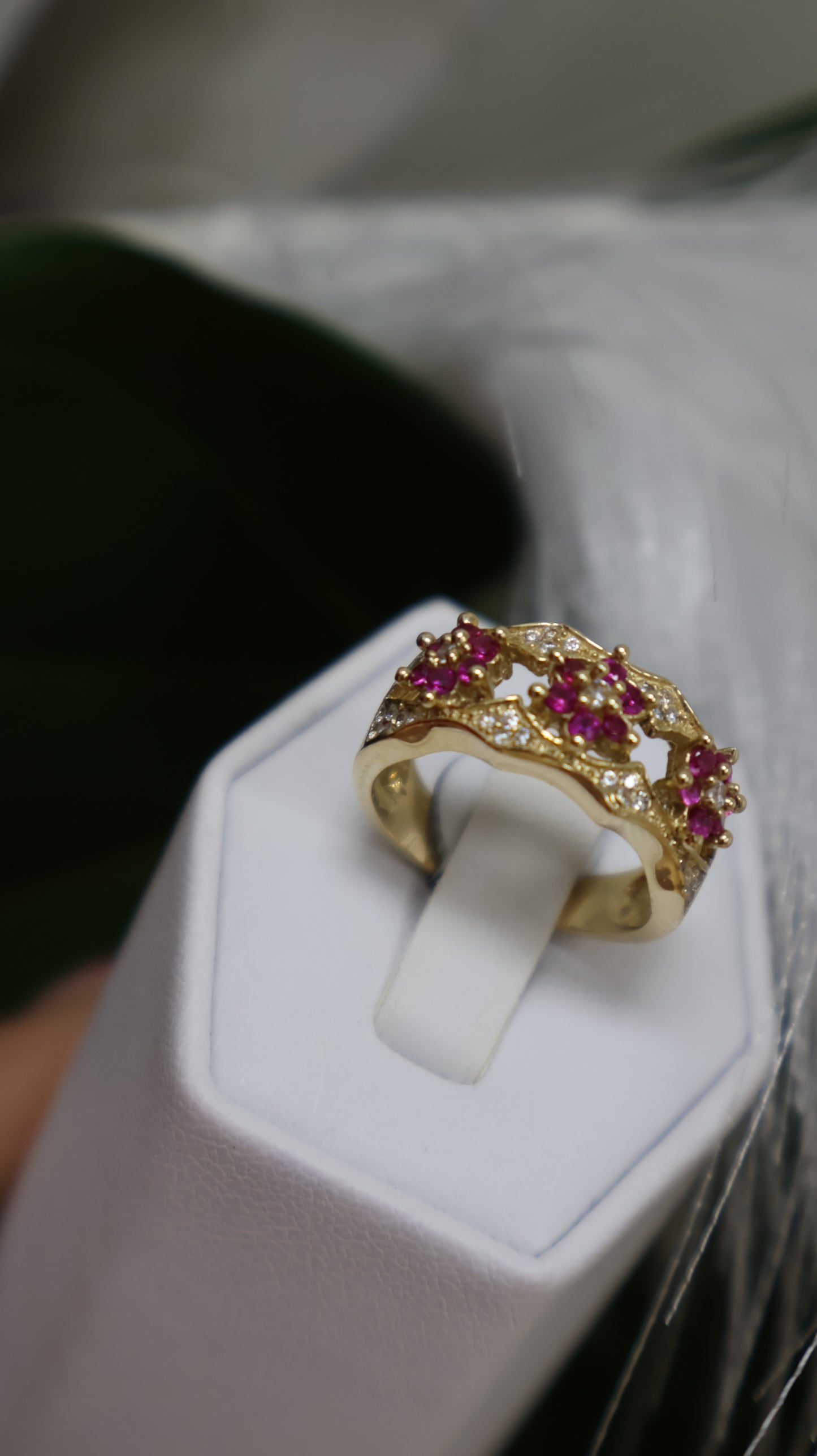 anillo de mujer 14k de tres floresitas con piedra rosada fuerte