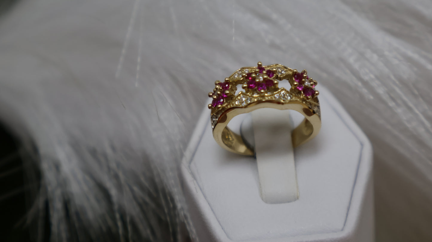 anillo de mujer 14k de tres floresitas con piedra rosada fuerte