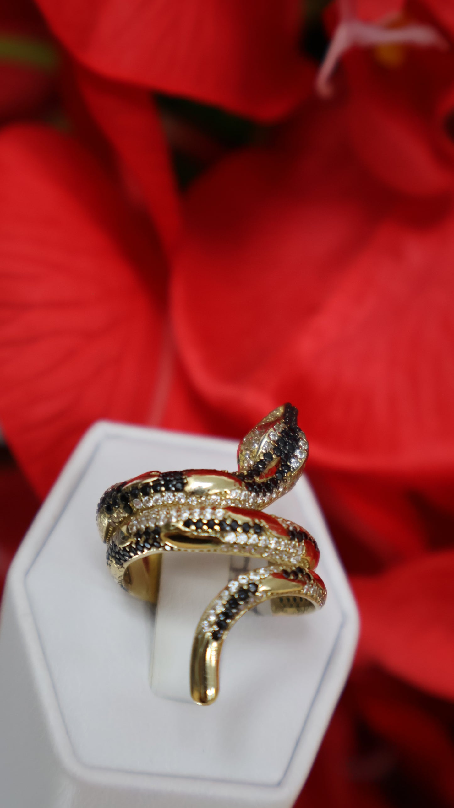 anillo de mujer 14k estilo serpiente negra y blanca