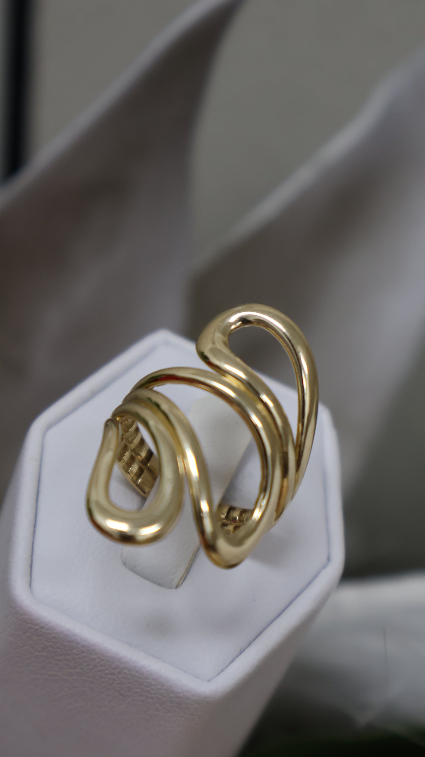 anillo de mujer 14k con tres terminado en oja