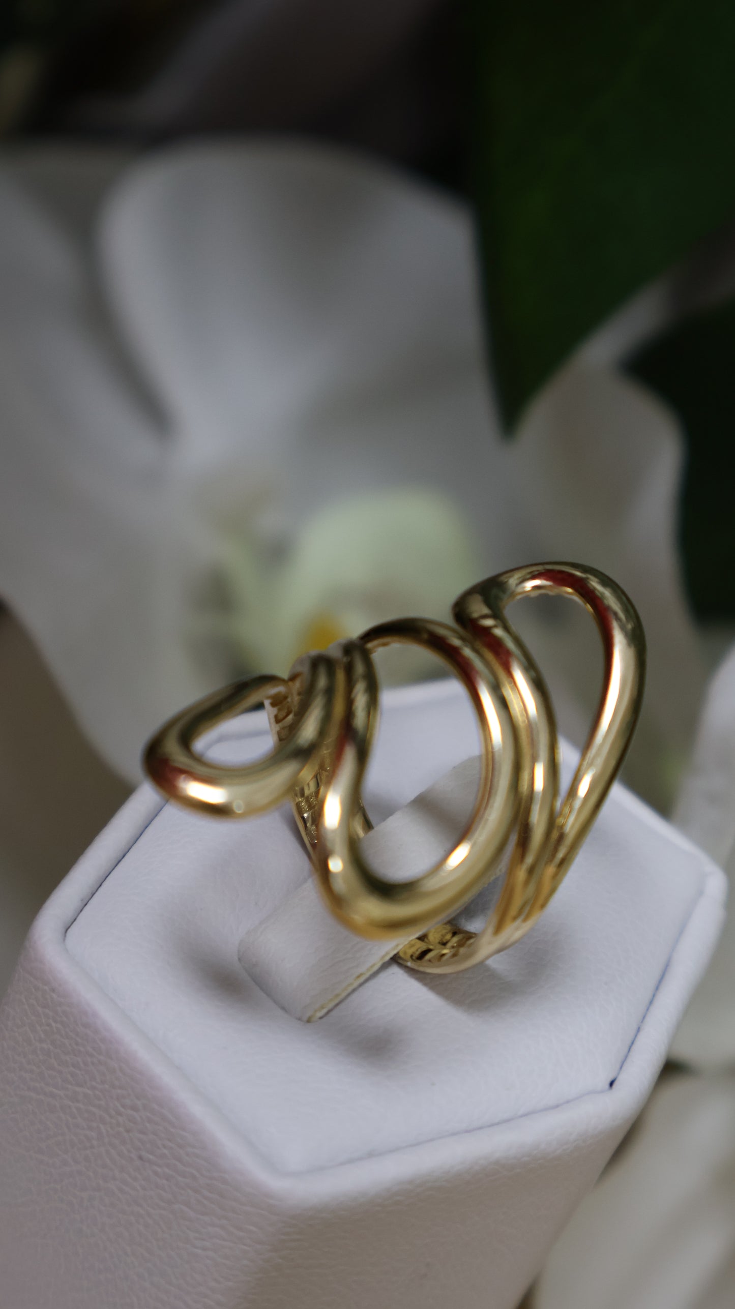 anillo de mujer 14k con tres terminado en oja