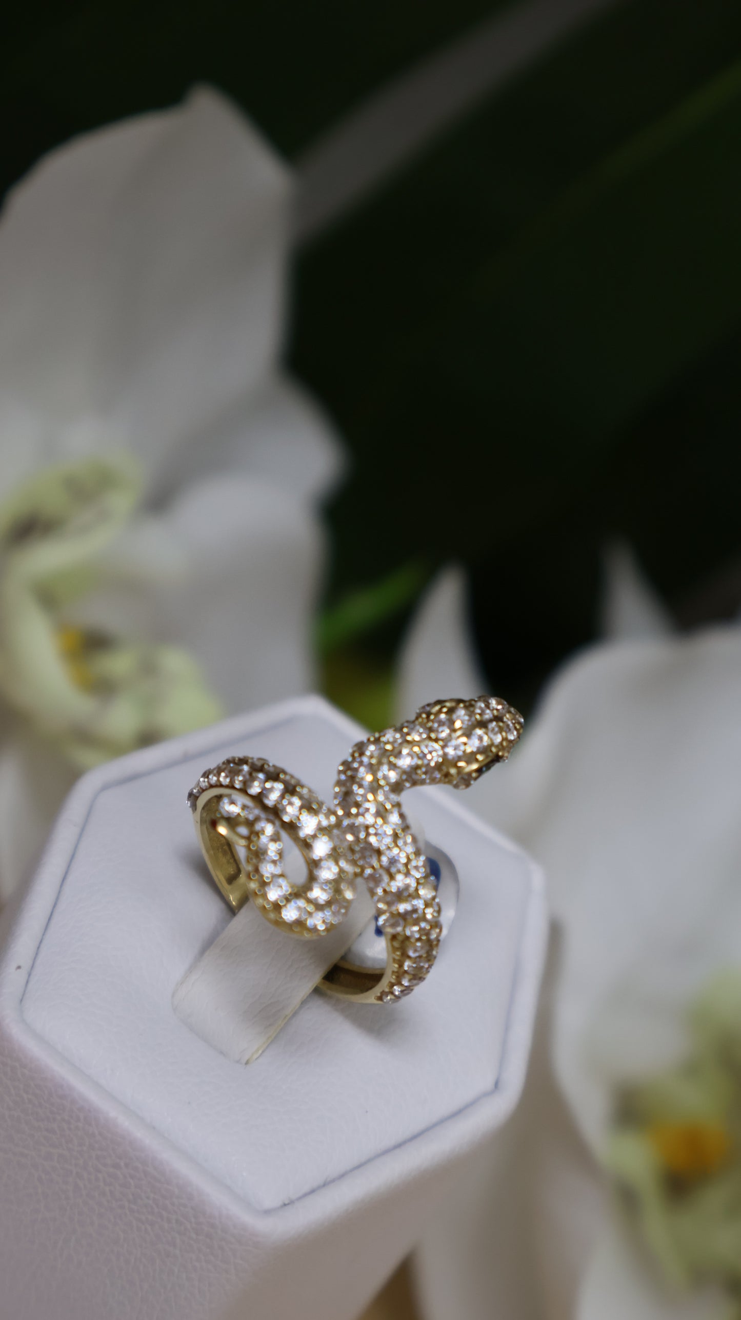 anillo de mujer 10k de serpiente con circonia en blanca