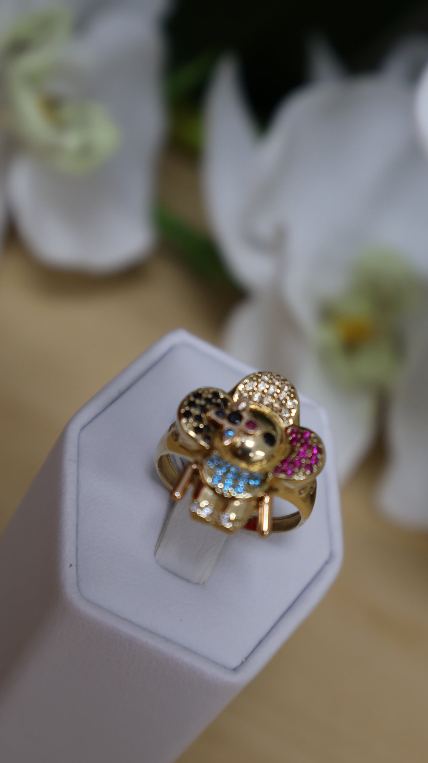 anillo de mujer 14k es mobible se mueben las manito con circonia ,negra, roja ,azul ,blanca.