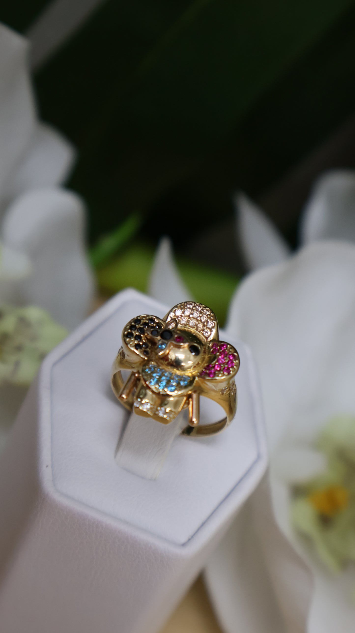 anillo de mujer 14k es mobible se mueben las manito con circonia ,negra, roja ,azul ,blanca.