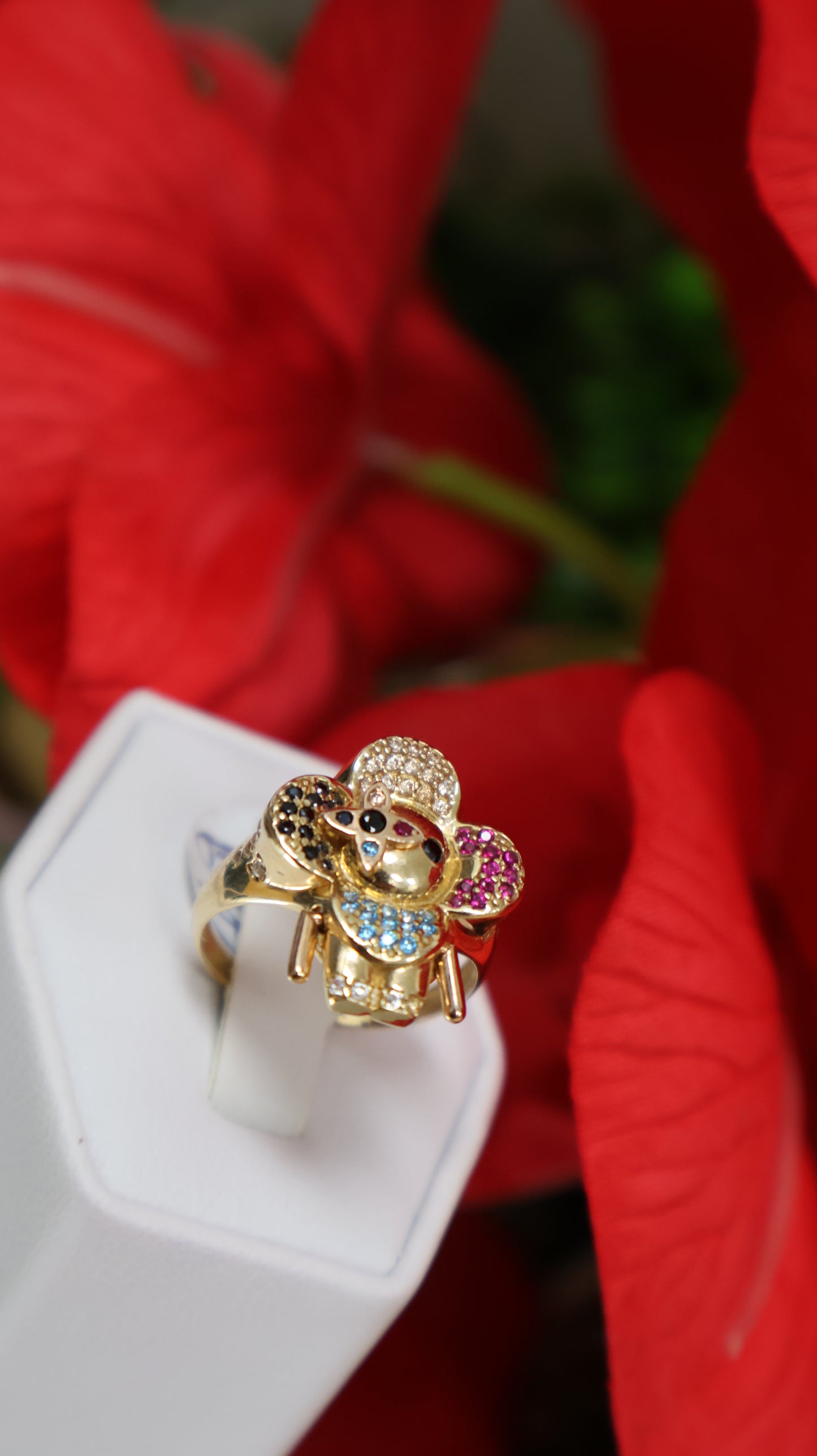 anillo de mujer 14k es mobible se mueben las manito con circonia ,negra, roja ,azul ,blanca.
