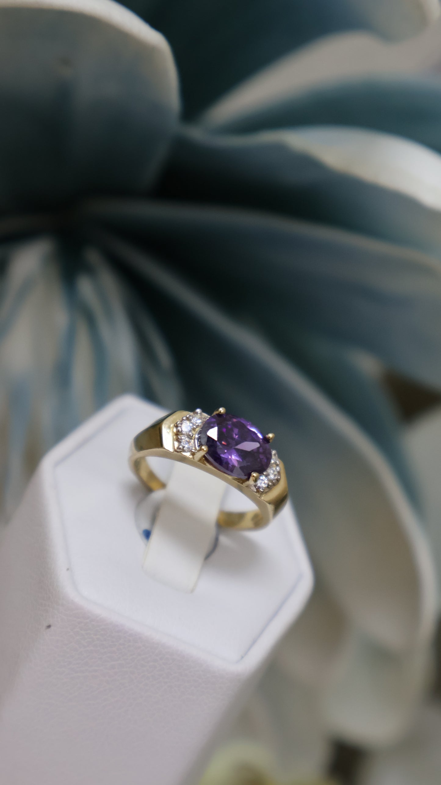 anillo de mujer 14k con piedra morada y circonia blanca