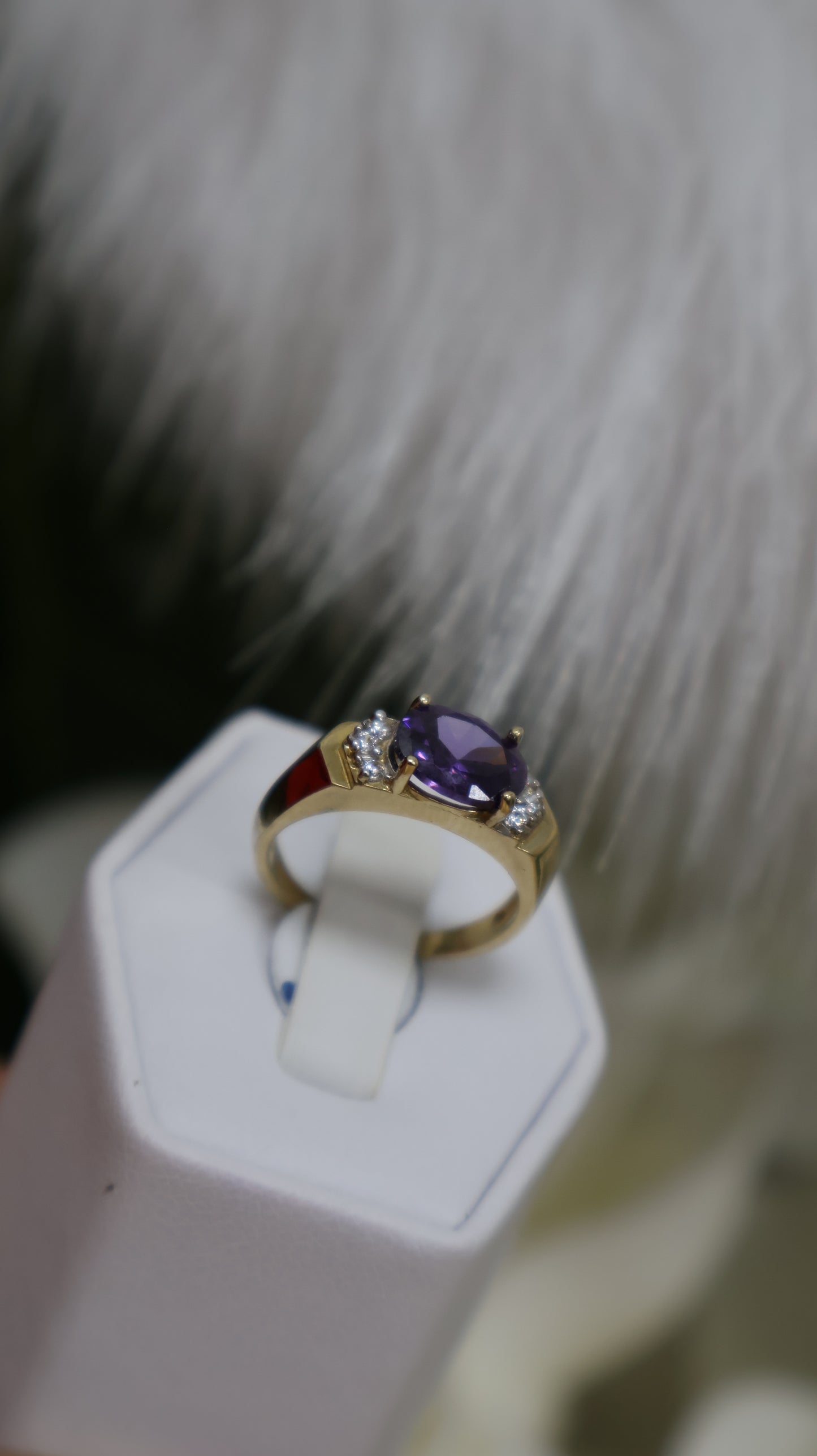 anillo de mujer 14k con piedra morada y circonia blanca