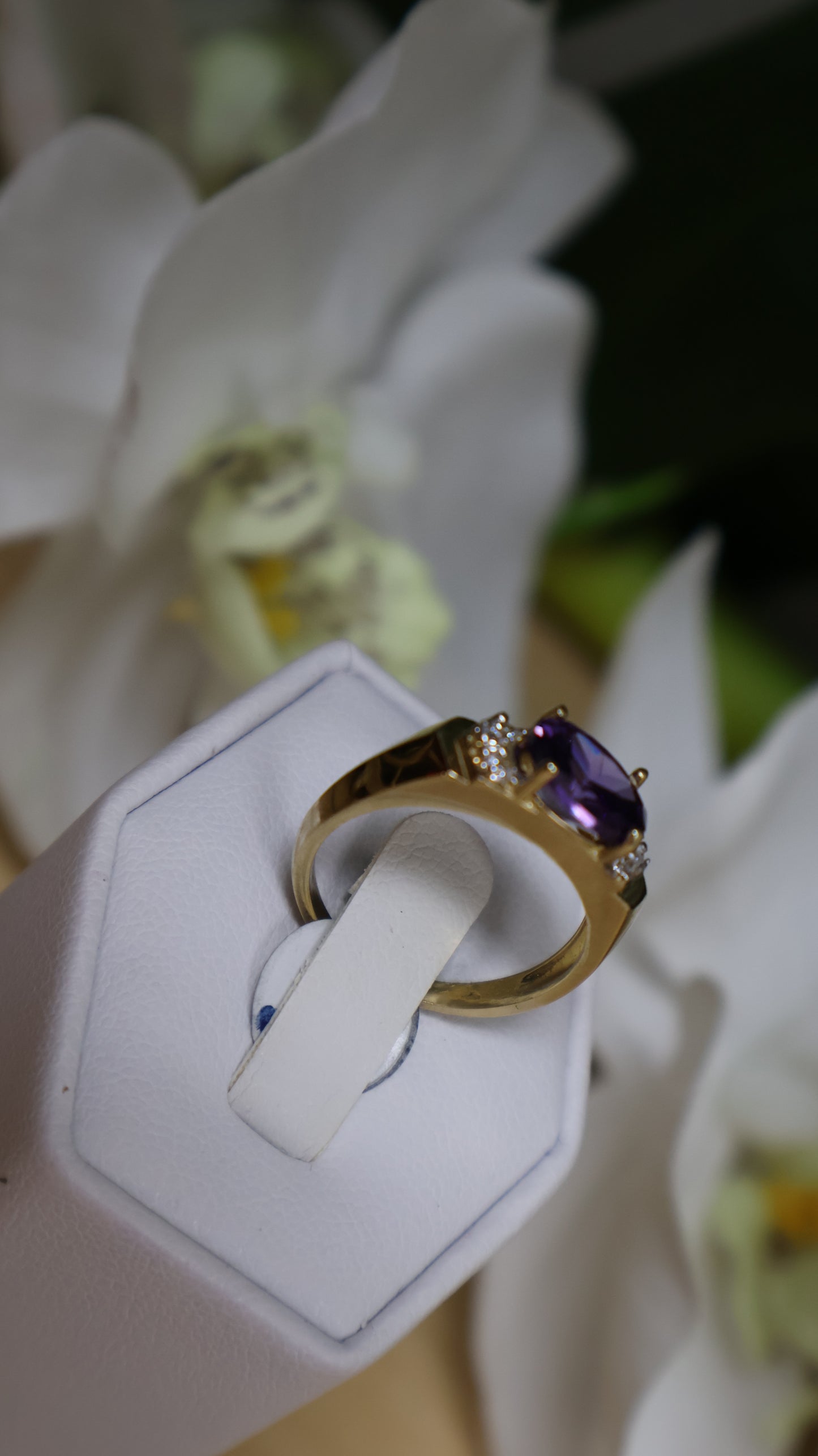 anillo de mujer 14k con piedra morada y circonia blanca