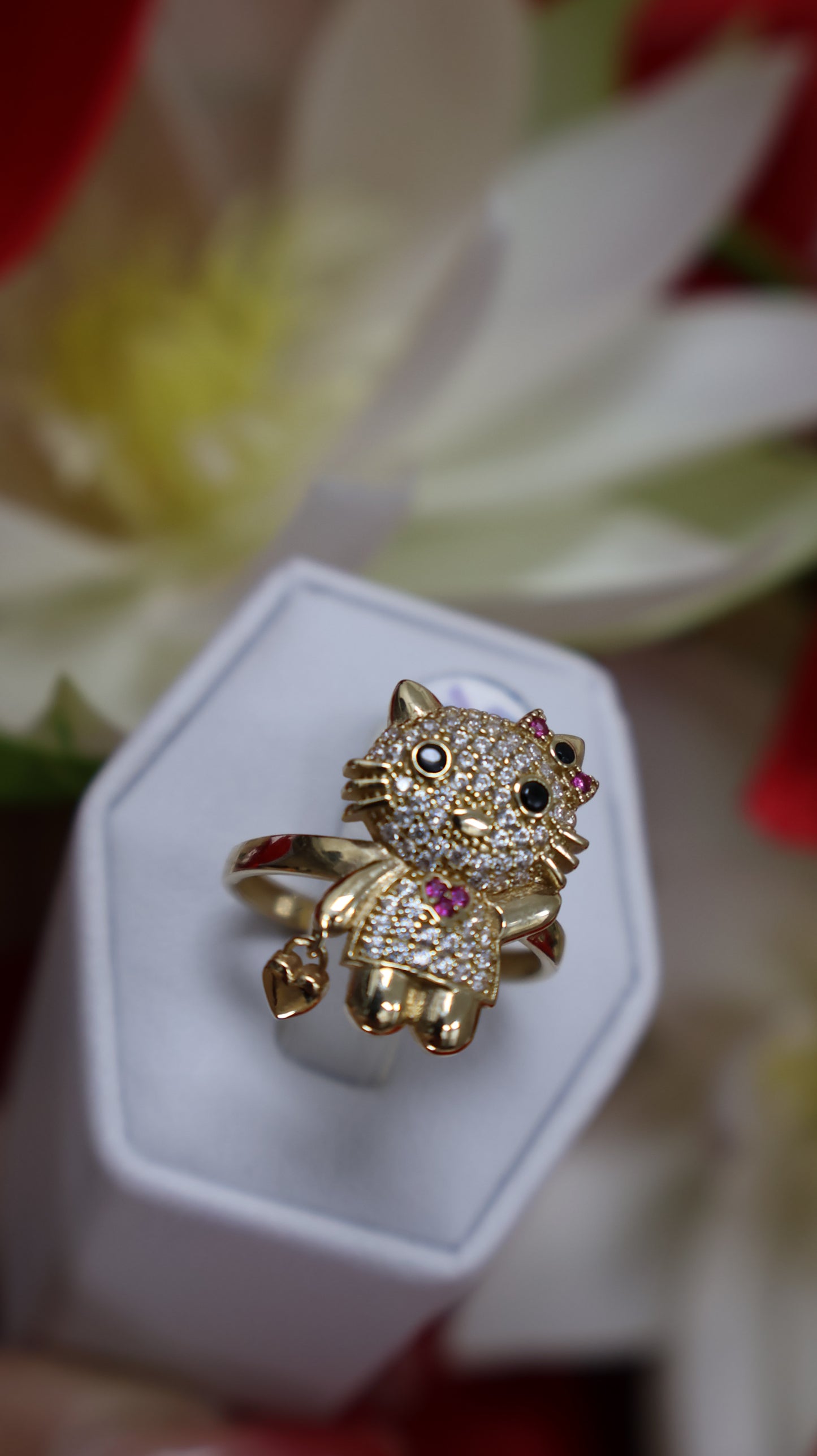 anillo de mujer 14k con un osito con corazon en la mano