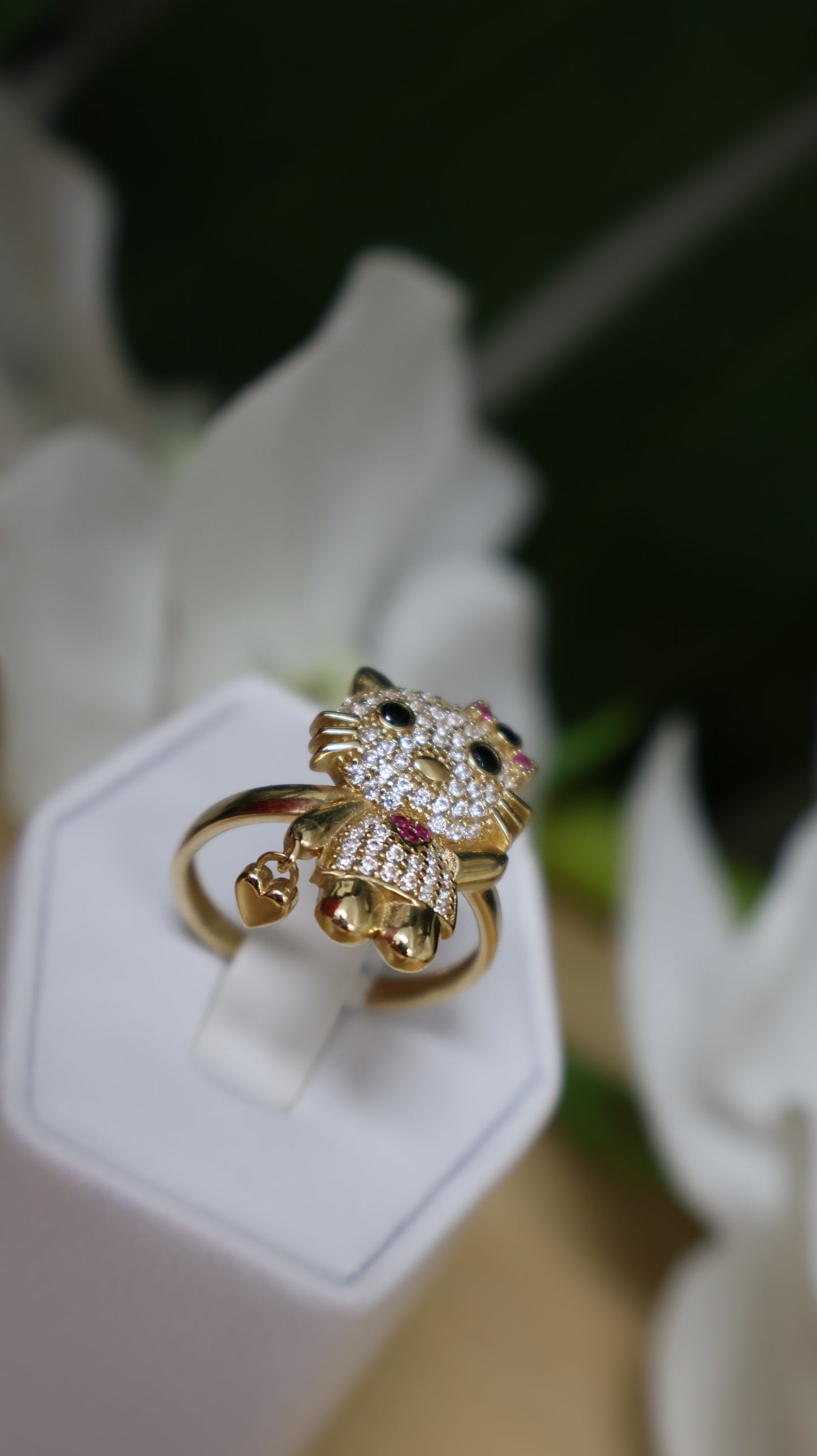 anillo de mujer 14k con un osito con corazon en la mano