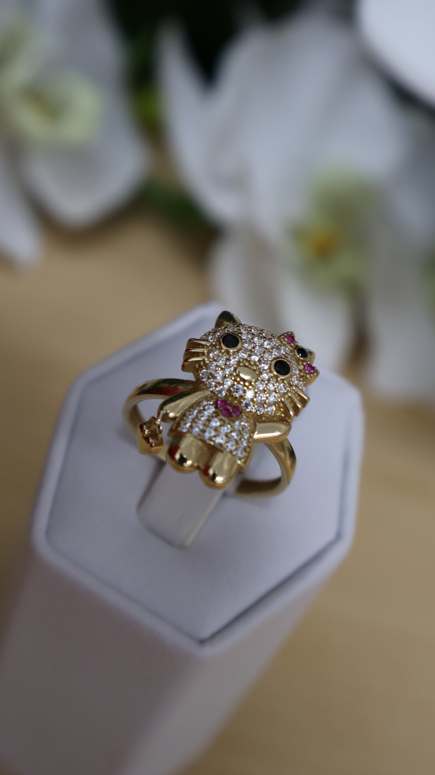 anillo de mujer 14k con un osito con corazon en la mano